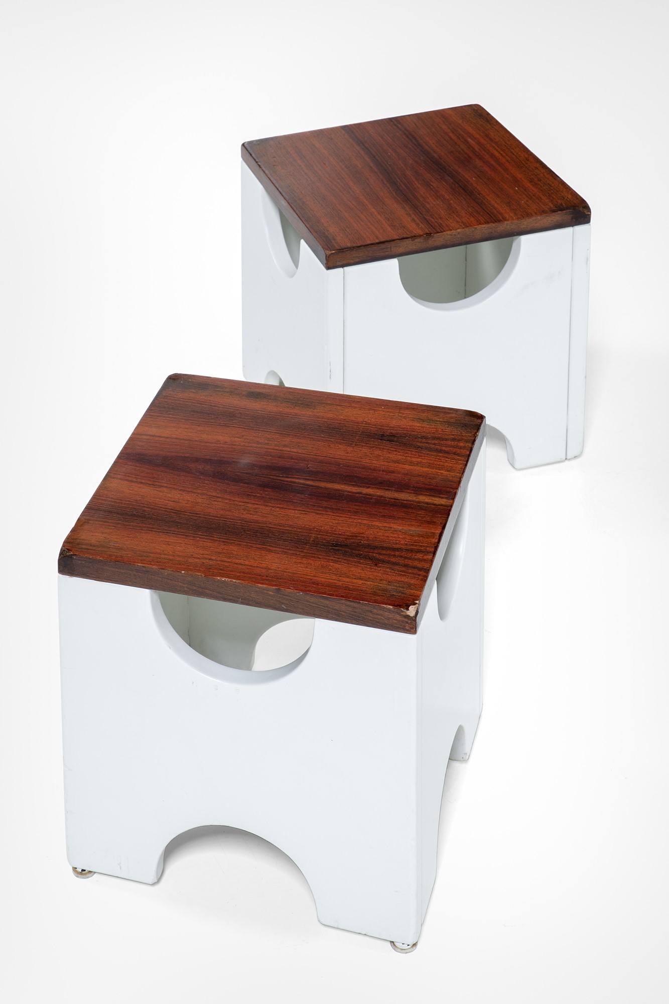 Ettore Sottsass - Due sgabelli mod. T.29 Dado in legno laccato
