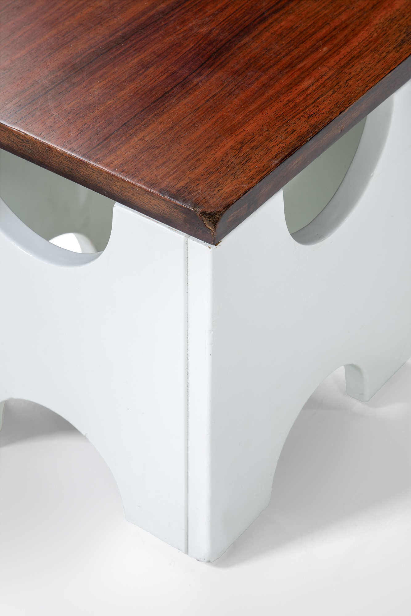 Ettore Sottsass - Due sgabelli mod. T.29 Dado in legno laccato