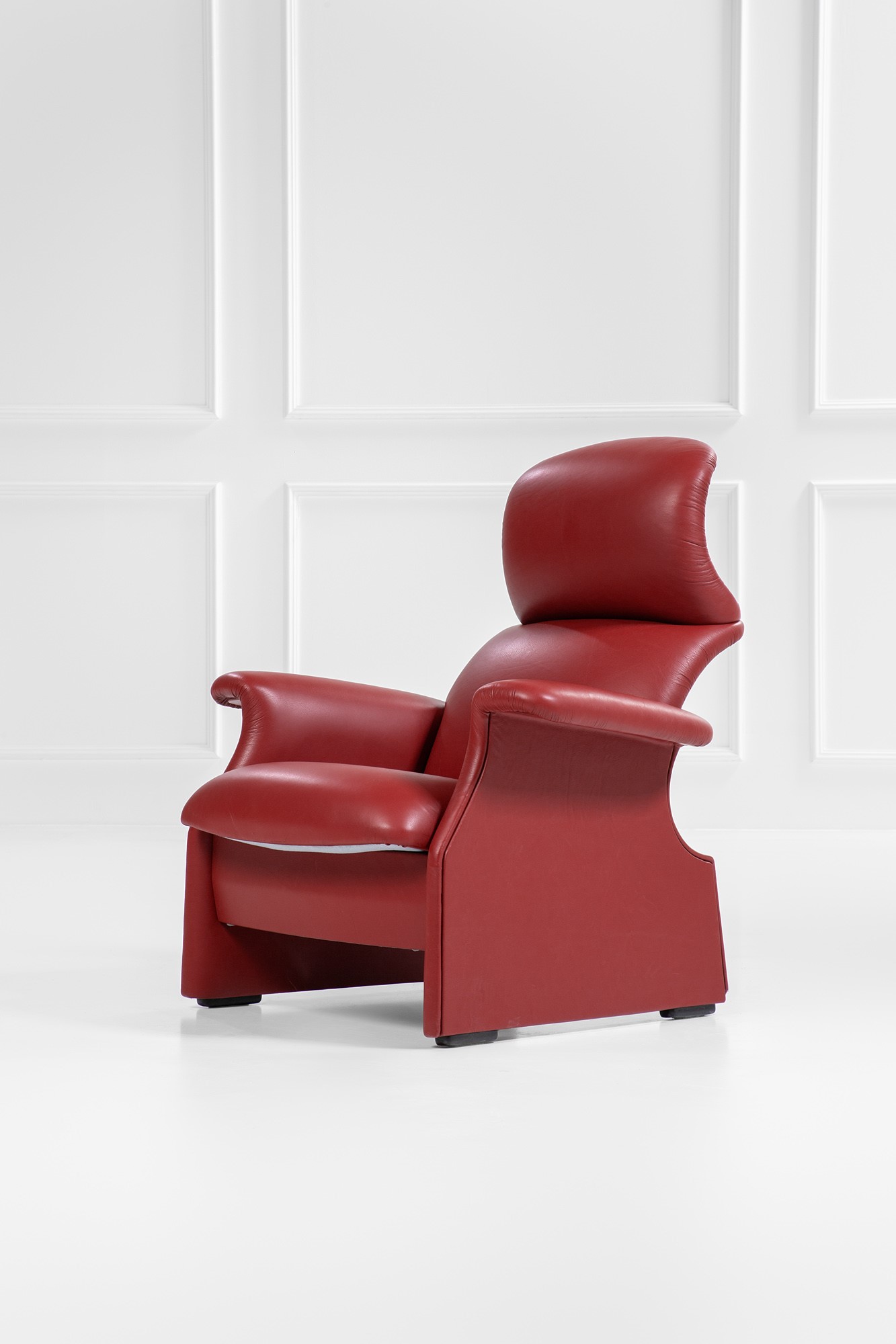 Studio Simon Gavina - Due poltrone mod. Viscontea, 1987, pelle e legno