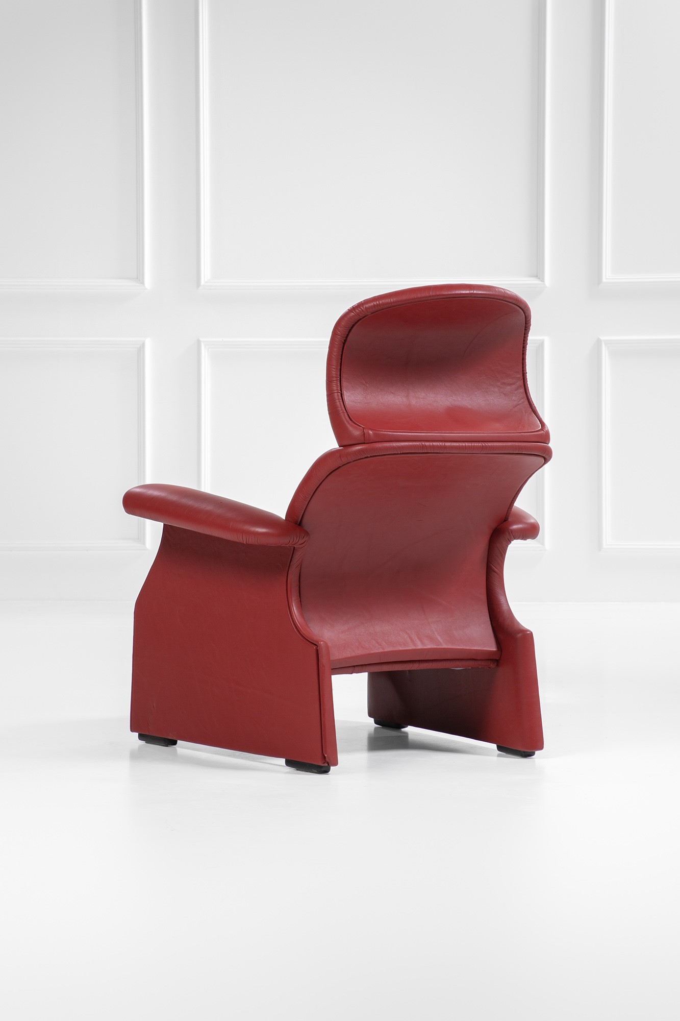 Studio Simon Gavina - Due poltrone mod. Viscontea, 1987, pelle e legno