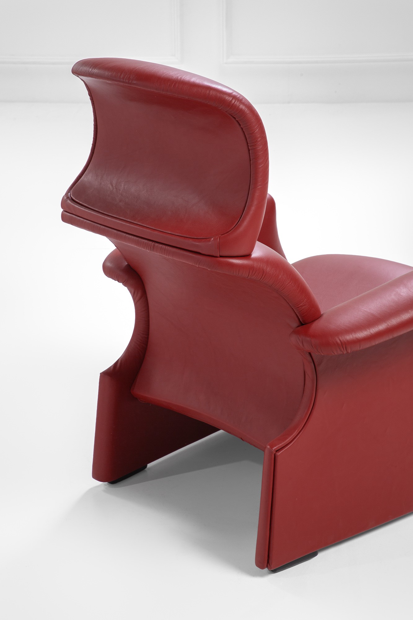 Studio Simon Gavina - Due poltrone mod. Viscontea, 1987, pelle e legno