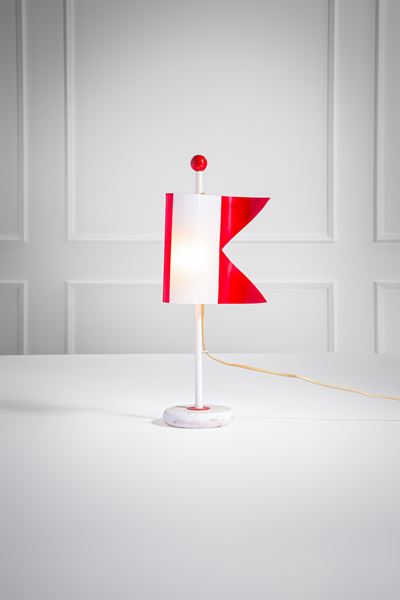 Lampada da tavolo, metallo verniciato, metacrilato bianco e rosso, travertino, ca. 1970
