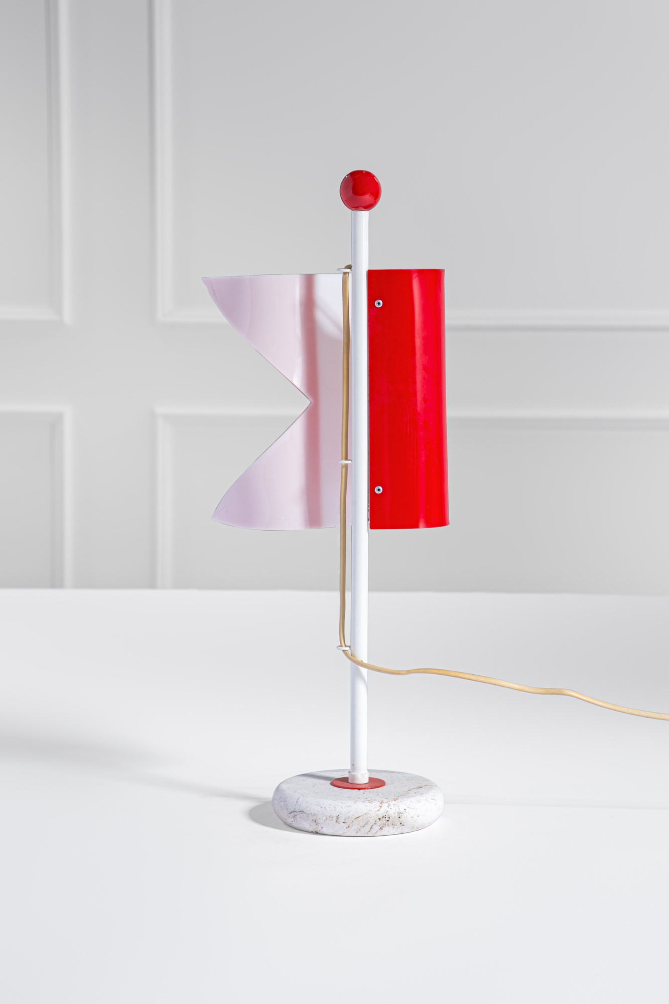 Lampada da tavolo, metallo verniciato, metacrilato bianco e rosso, travertino, ca. 1970