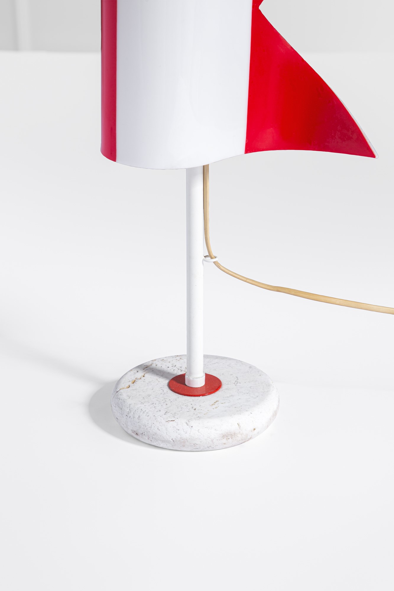 Lampada da tavolo, metallo verniciato, metacrilato bianco e rosso, travertino, ca. 1970