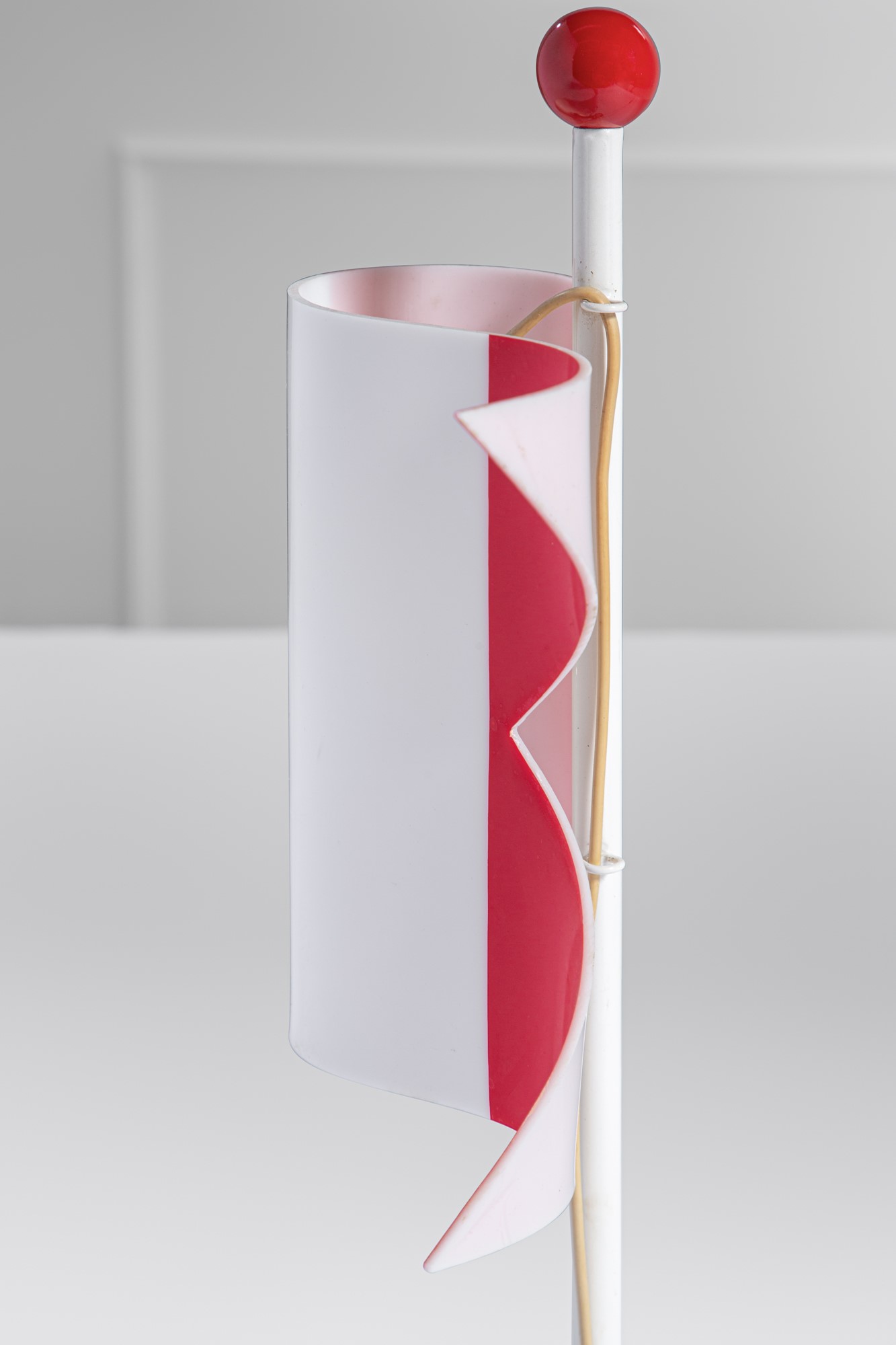 Lampada da tavolo, metallo verniciato, metacrilato bianco e rosso, travertino, ca. 1970