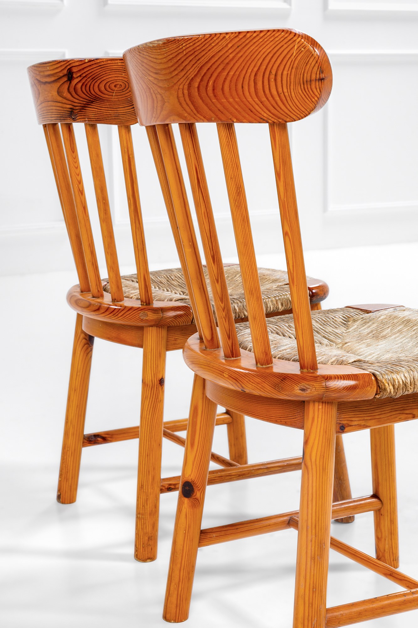Poltronova, nel Gusto di - Poltronova, Quattro sedie in legno di pino e paglia, circa 1970