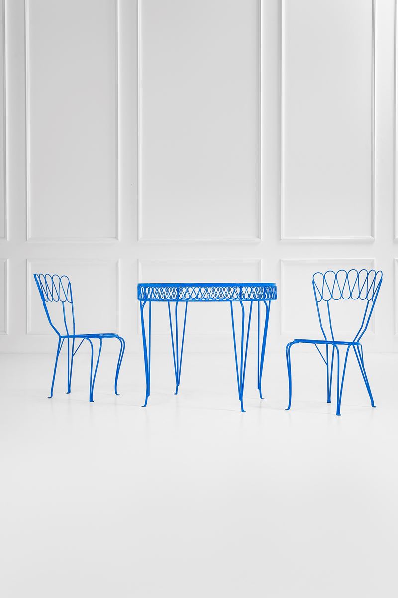 Due sedie e un tavolo da giardino