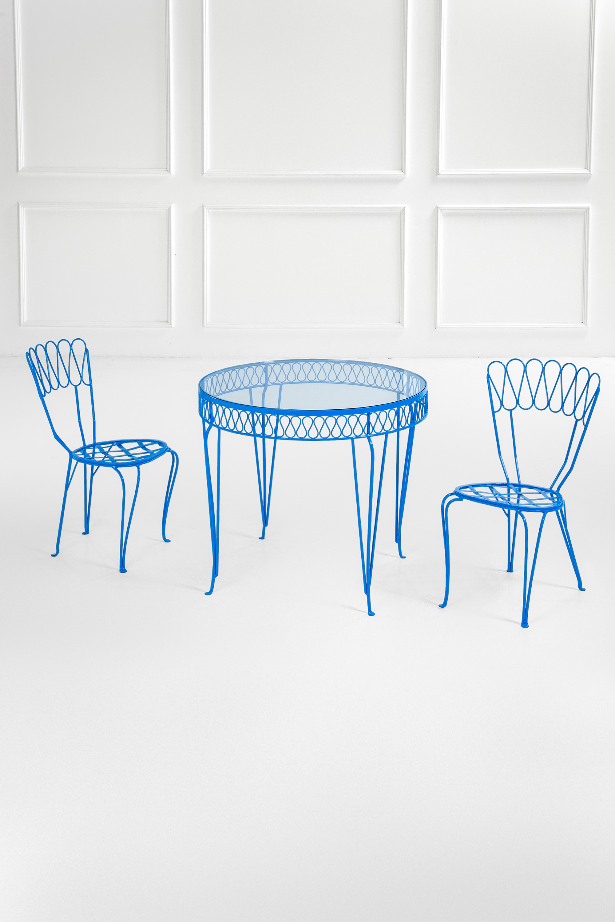 Due sedie e un tavolo da giardino