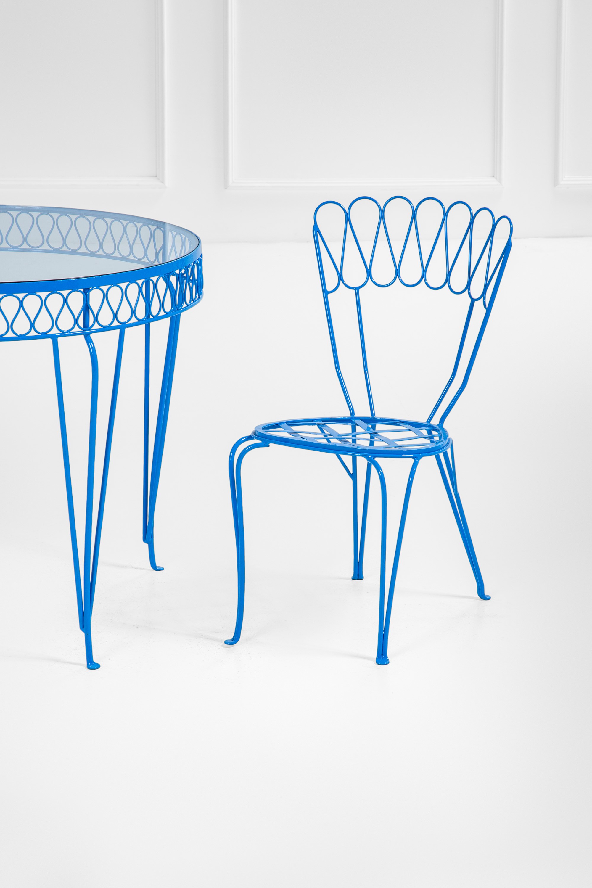 Due sedie e un tavolo da giardino