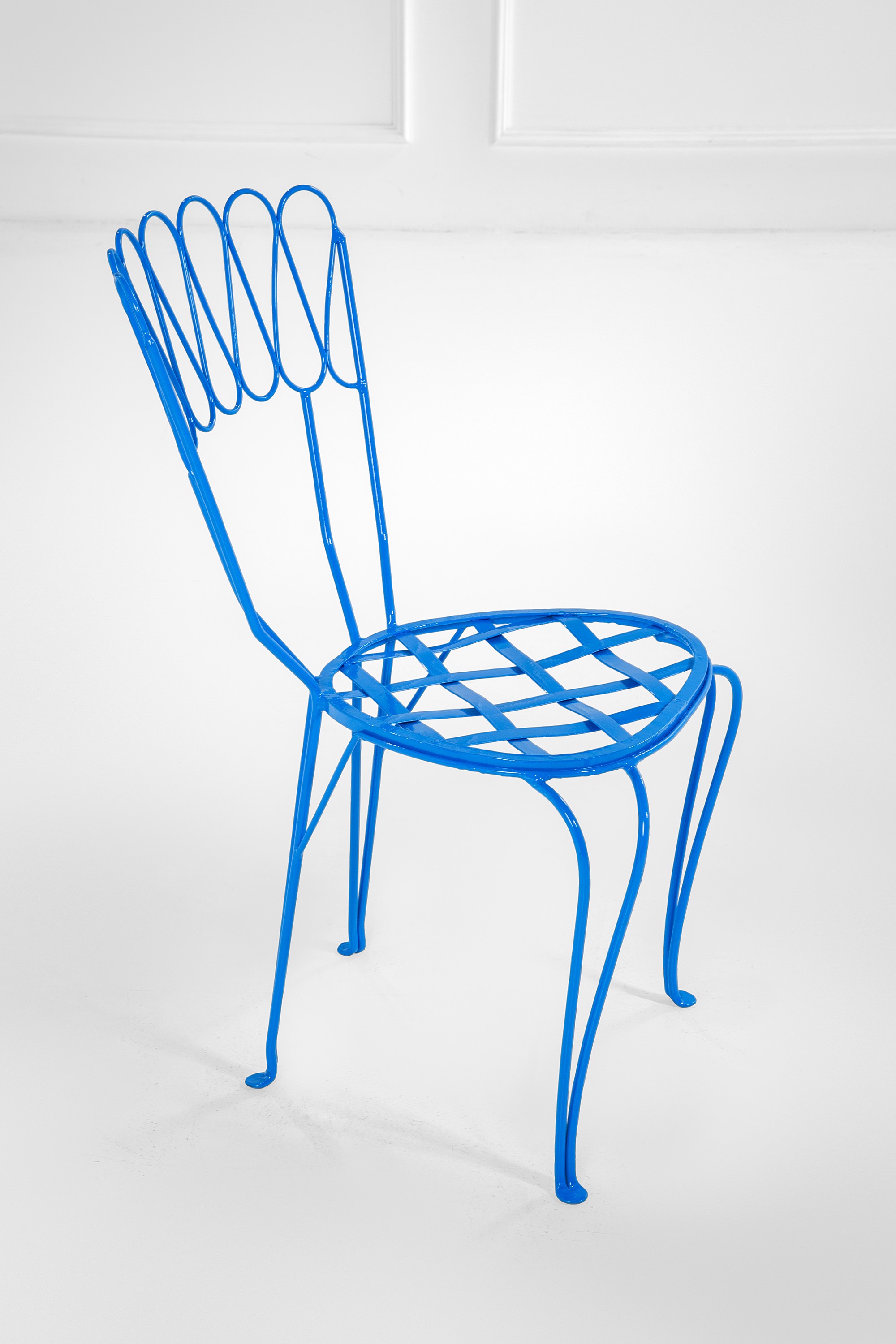 Due sedie e un tavolo da giardino