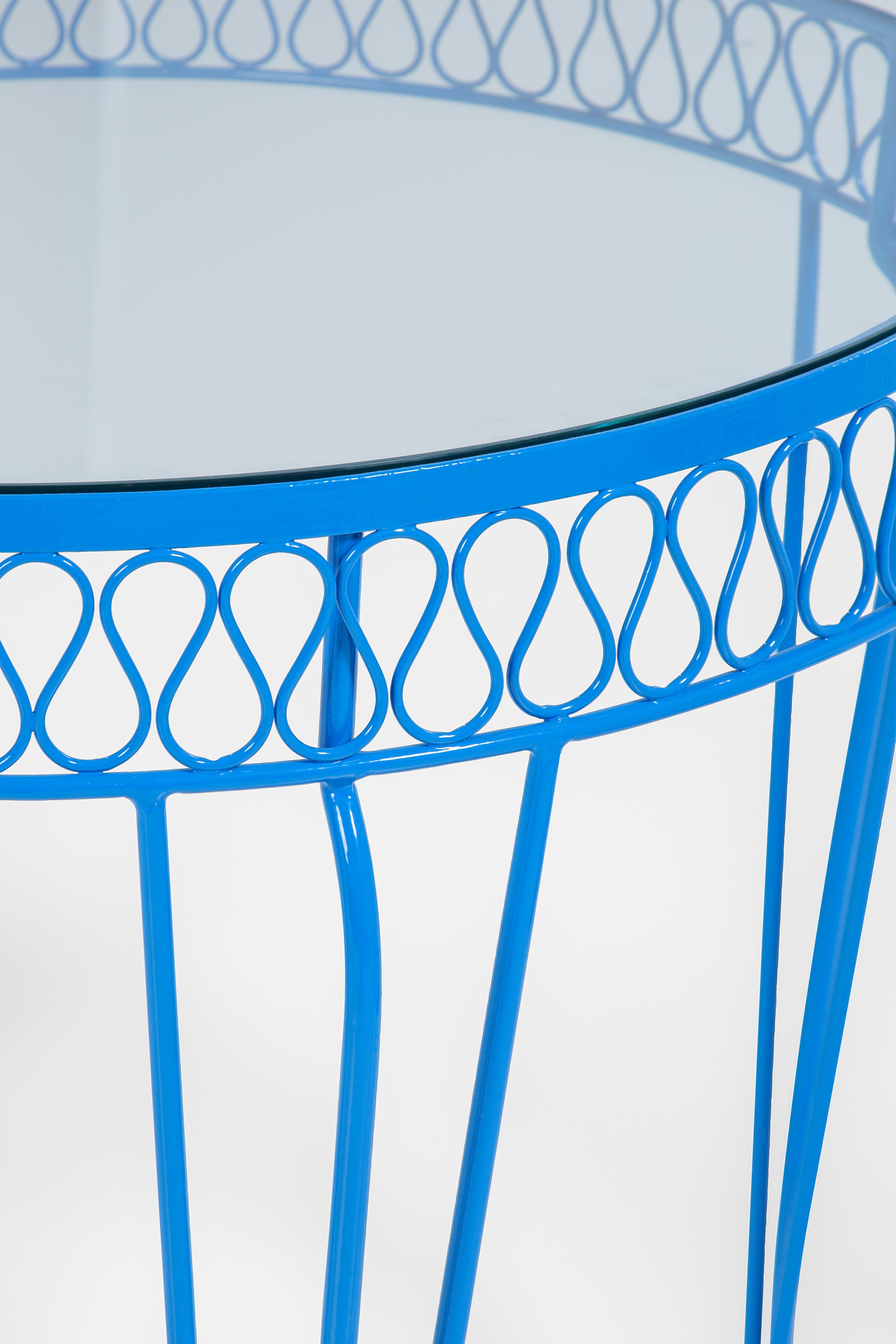 Due sedie e un tavolo da giardino