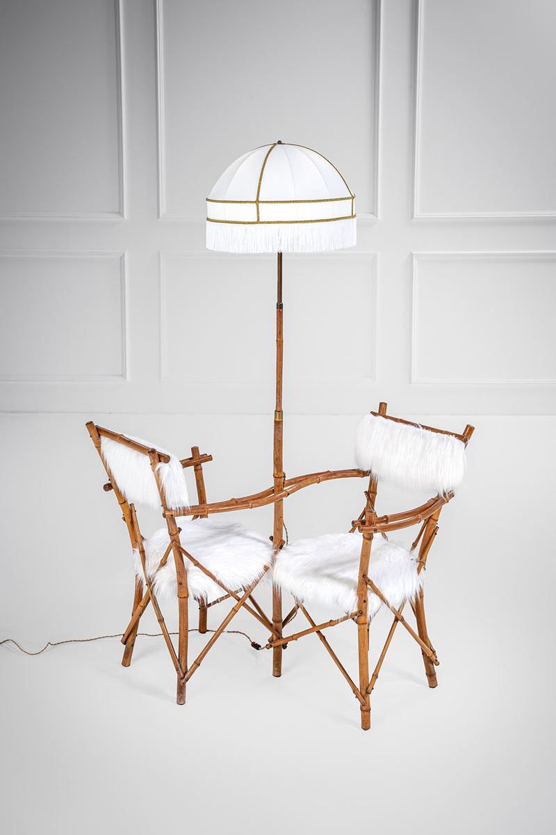 Salottino da giardino composto da una lampada da terra e due poltrone vis à vis