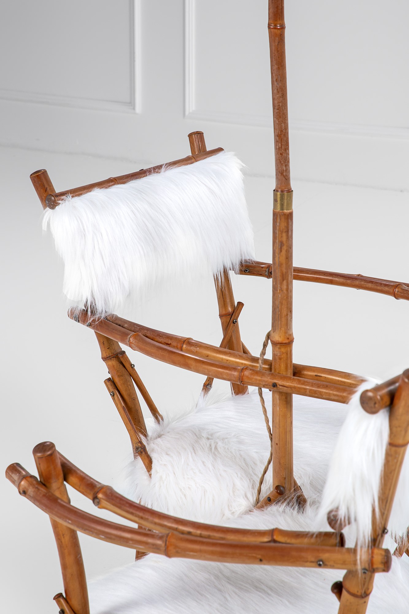 Salottino da giardino composto da una lampada da terra e due poltrone vis à vis