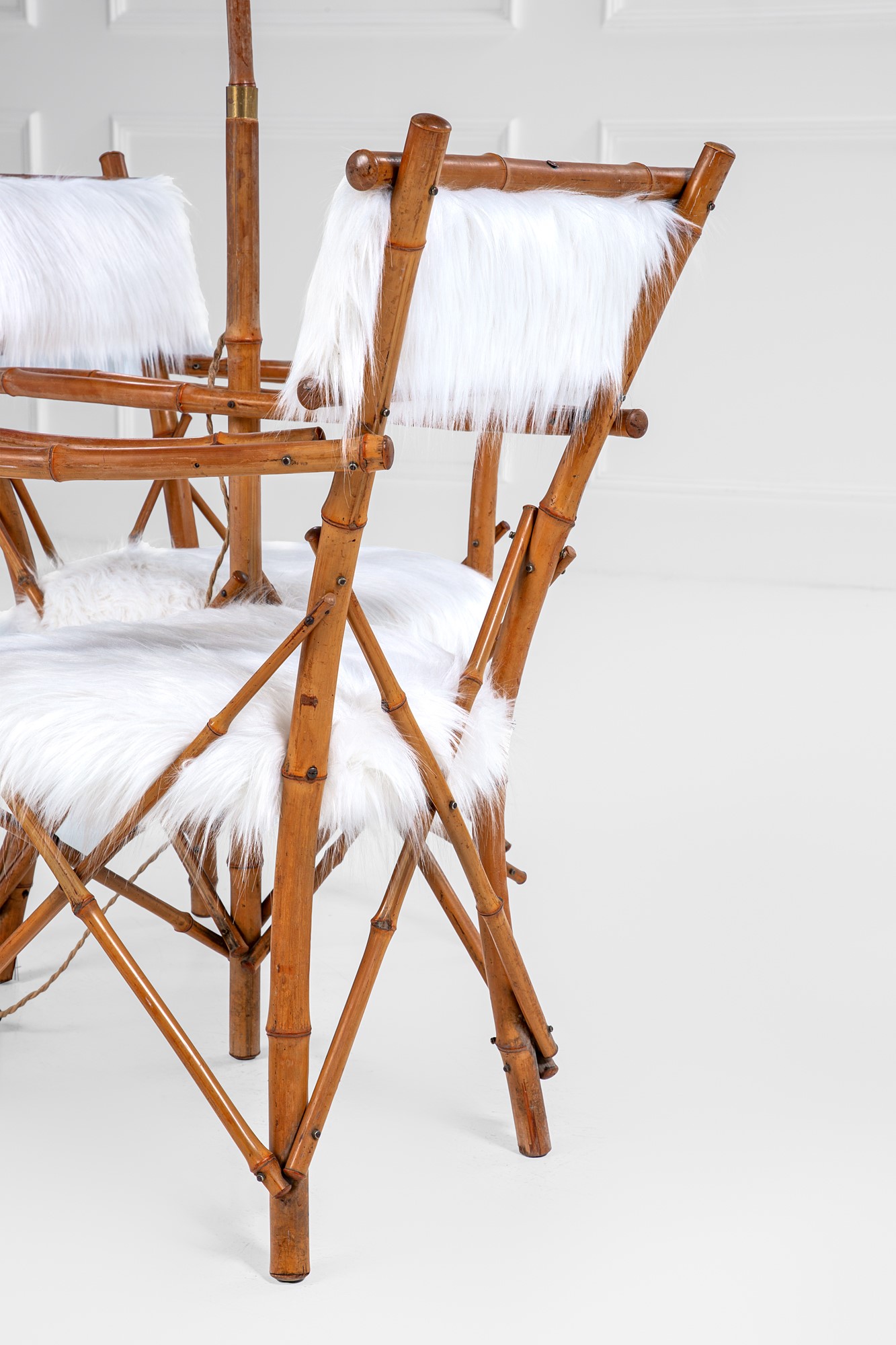 Salottino da giardino composto da una lampada da terra e due poltrone vis à vis