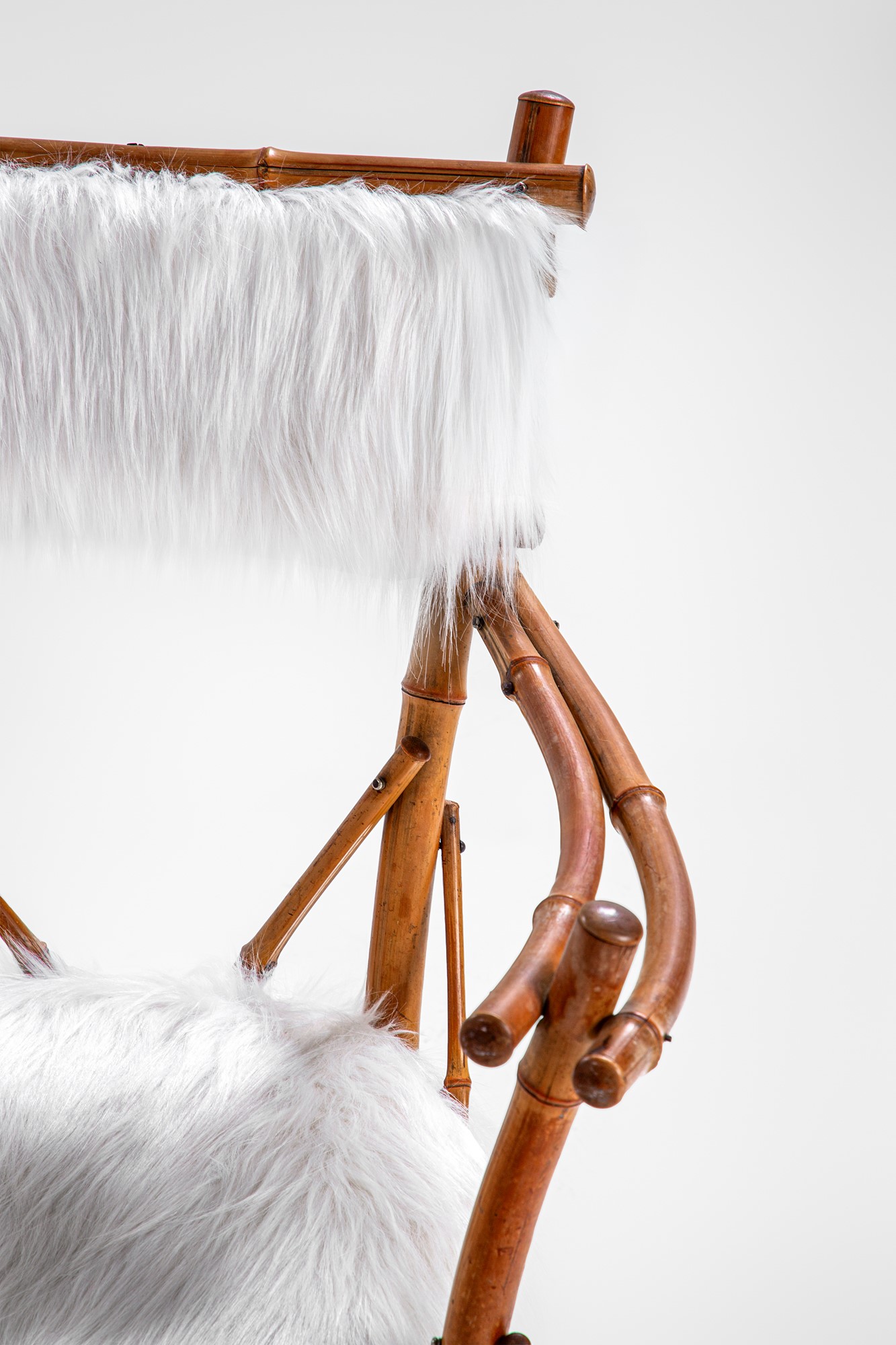 Salottino da giardino composto da una lampada da terra e due poltrone vis à vis