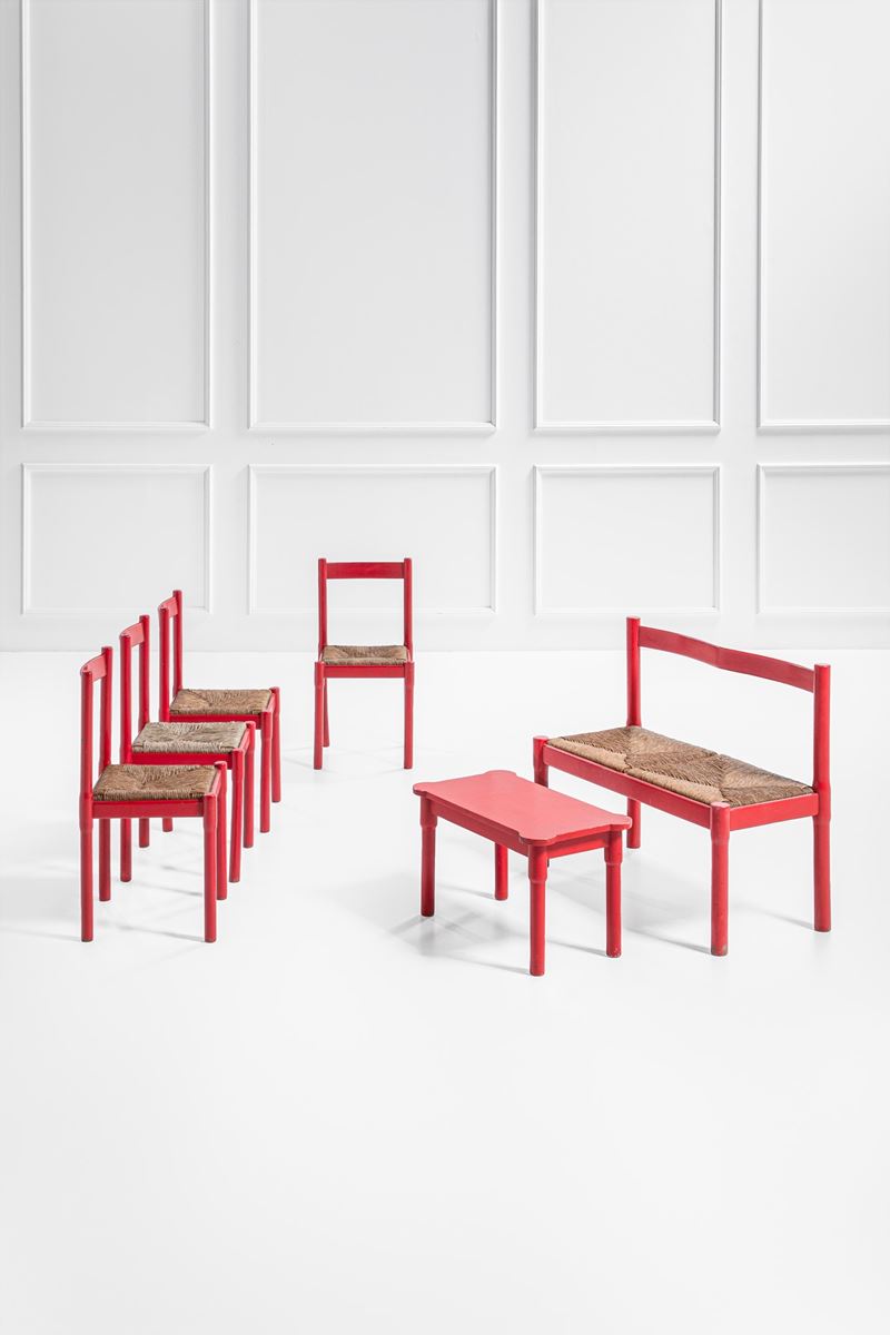 Salottino composto da quattro sedie, una panca ed un tavolino