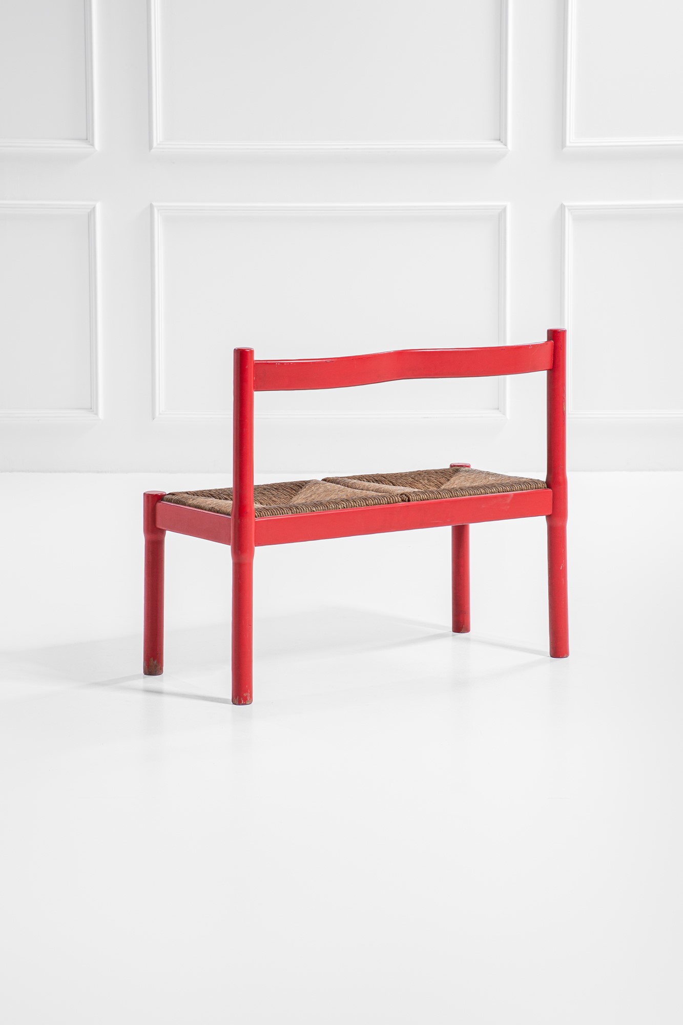 Salottino composto da quattro sedie, una panca ed un tavolino