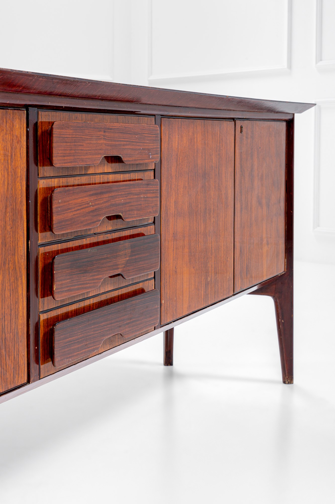 Ico Parisi - Grande sideboard con ante e falsi cassetti