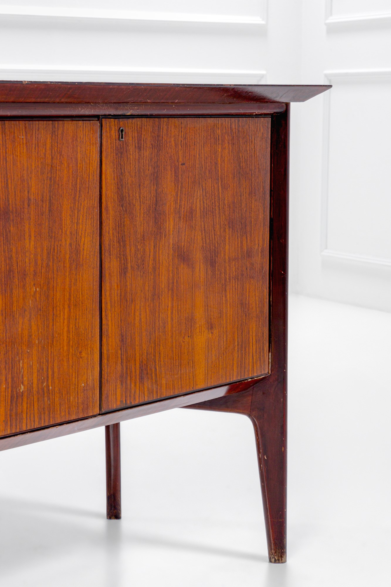 Ico Parisi - Grande sideboard con ante e falsi cassetti