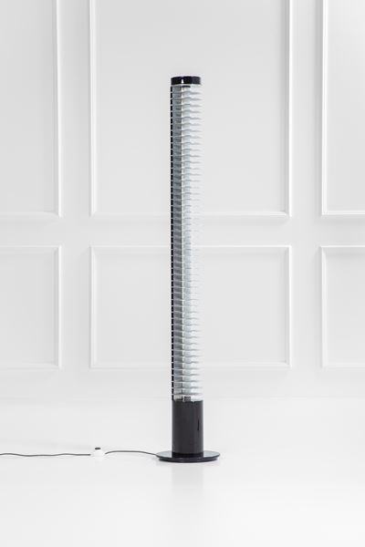 Lampada da terra modello Iride, metallo verniciato e cromato