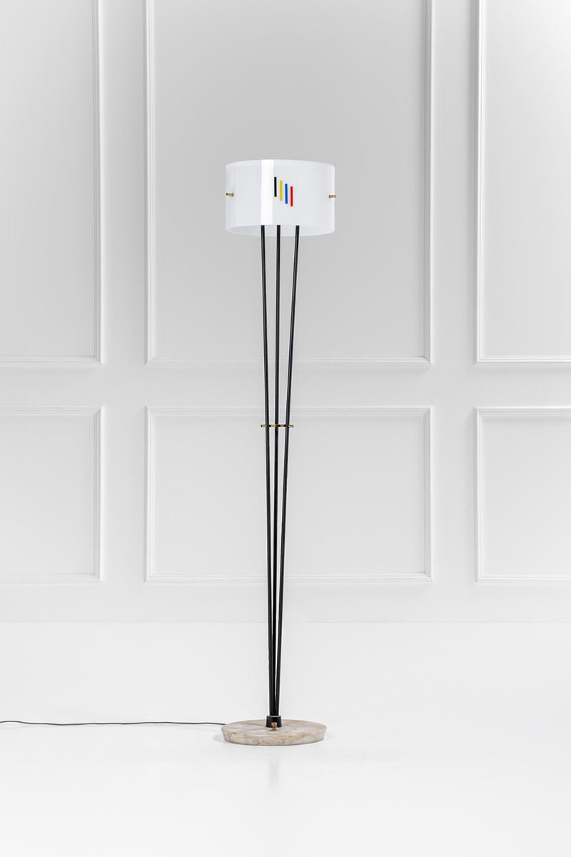 Angelo Brotto (attr.) - Lampada da terra in ottone e metacrilato curvato decorato