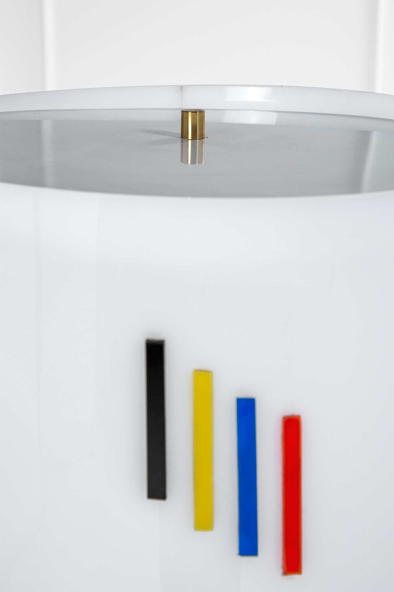 Angelo Brotto (attr.) - Lampada da terra in ottone e metacrilato curvato decorato