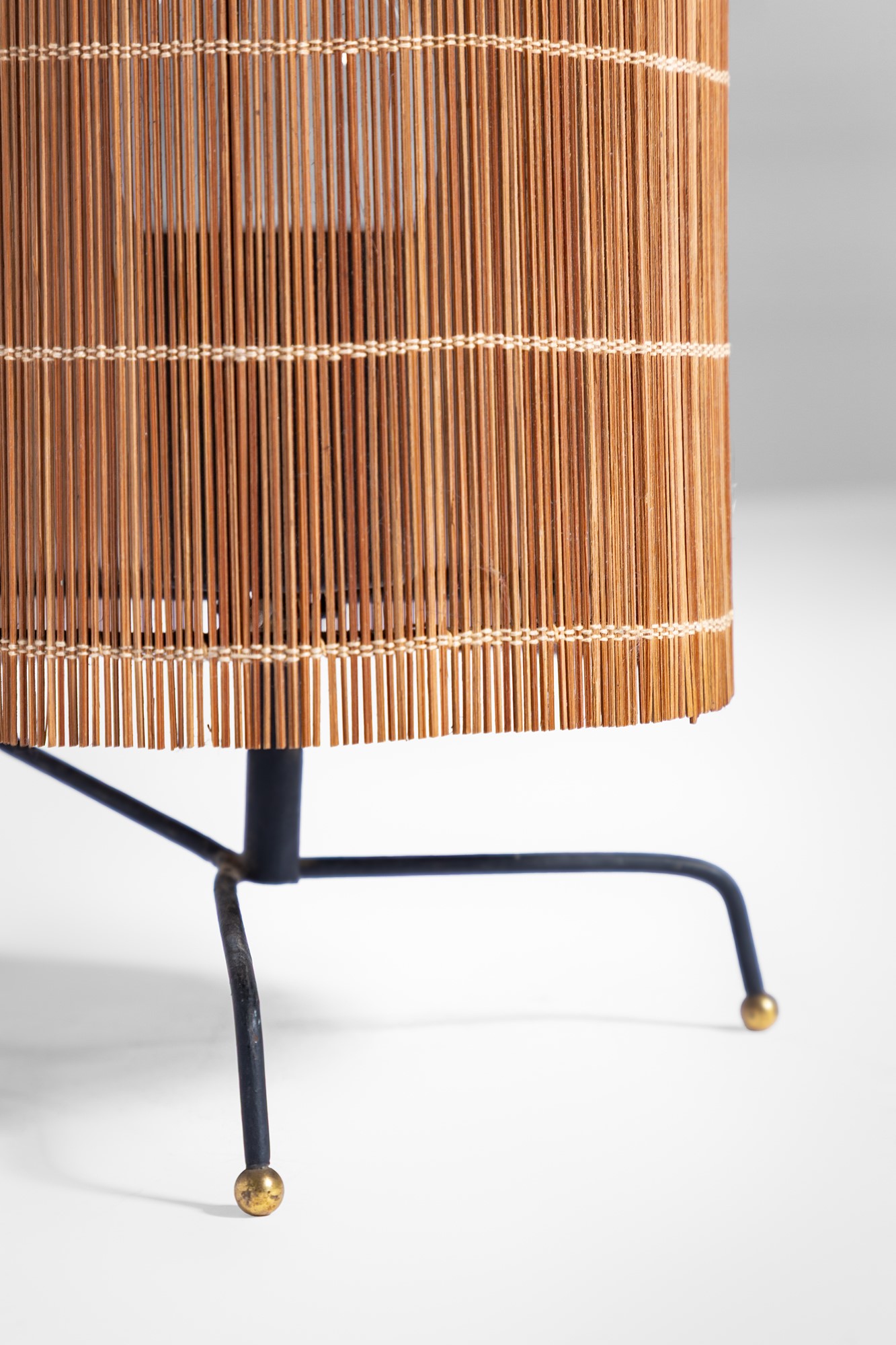 Luigi Scremin - Lampada da tavolo in metallo, ottone e legno naturale
