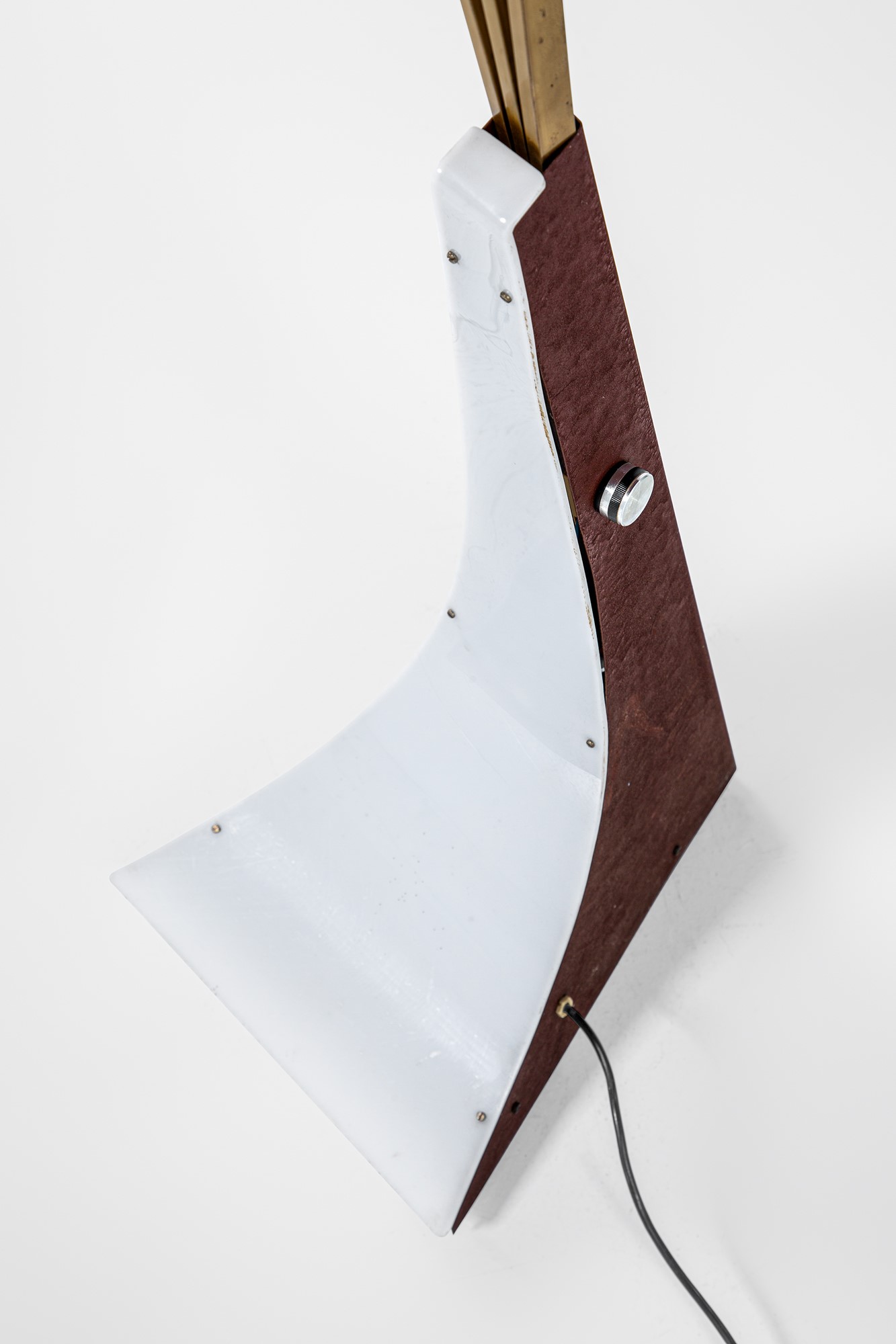 Reggiani (attr.) - Lampada da terra in ottone e metacrilato opalino
