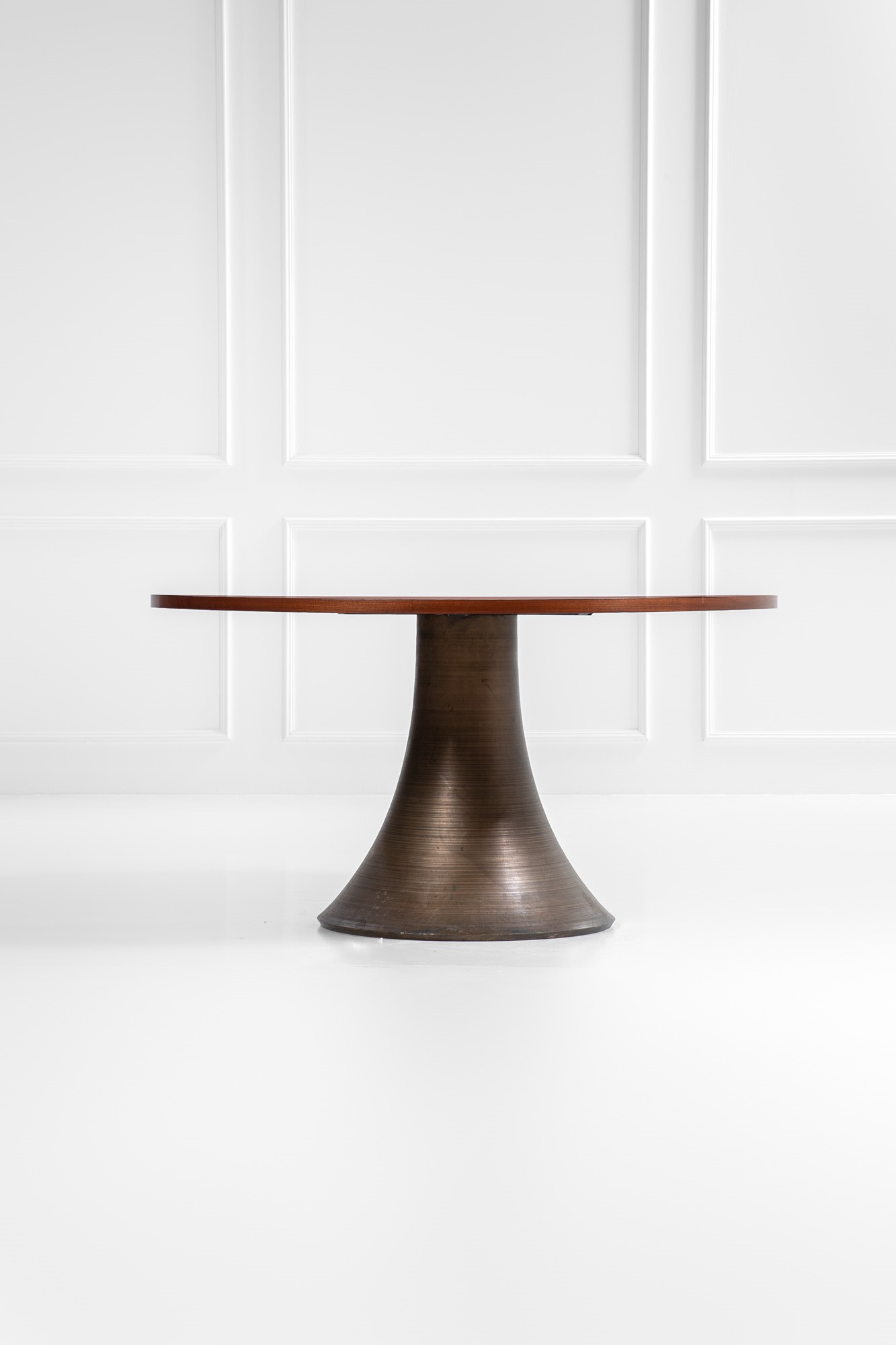 Tavolo con piano circolare