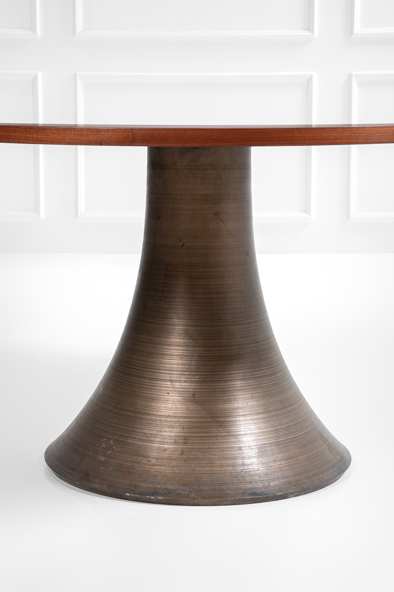 Tavolo con piano circolare