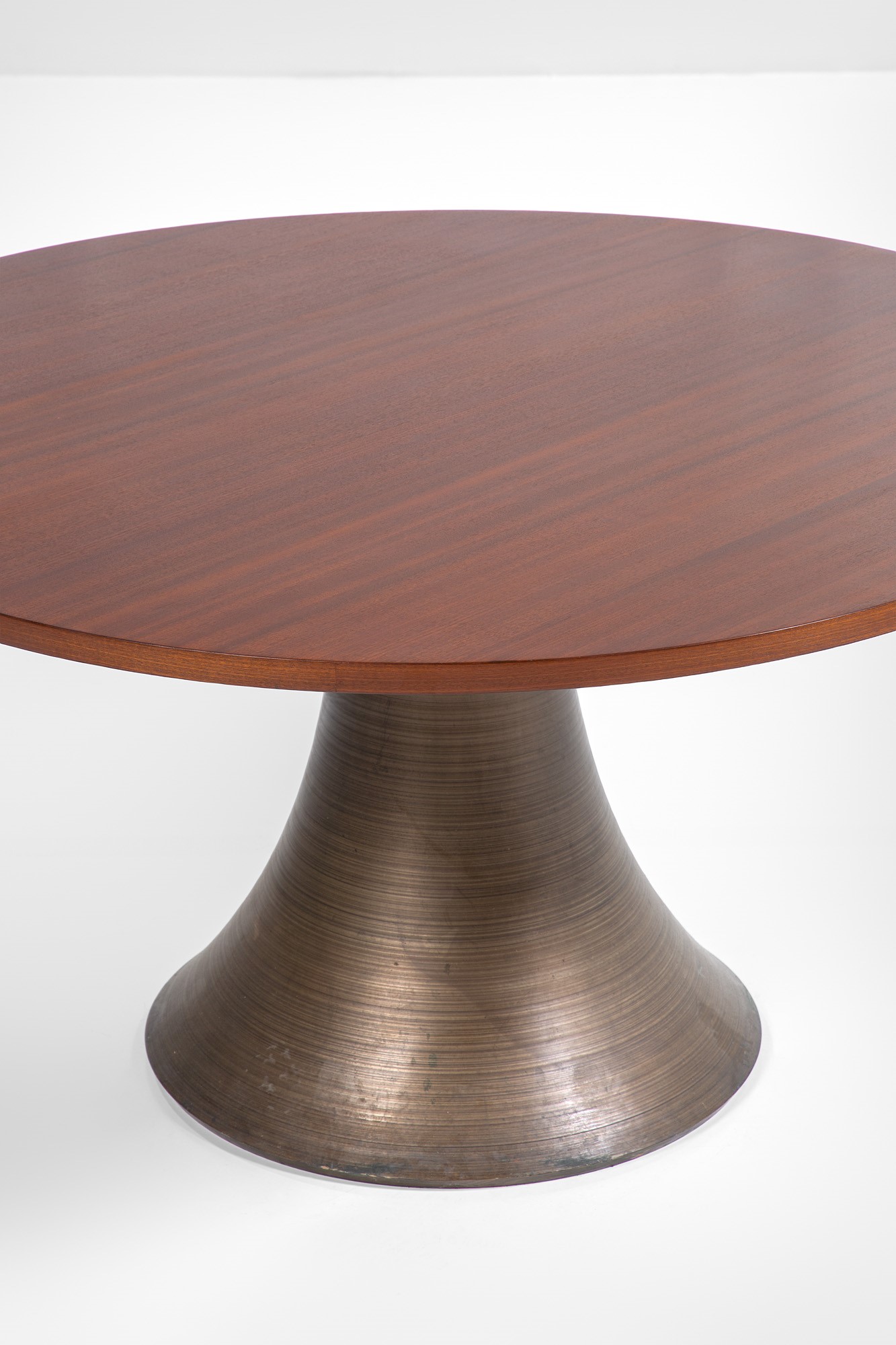 Tavolo con piano circolare