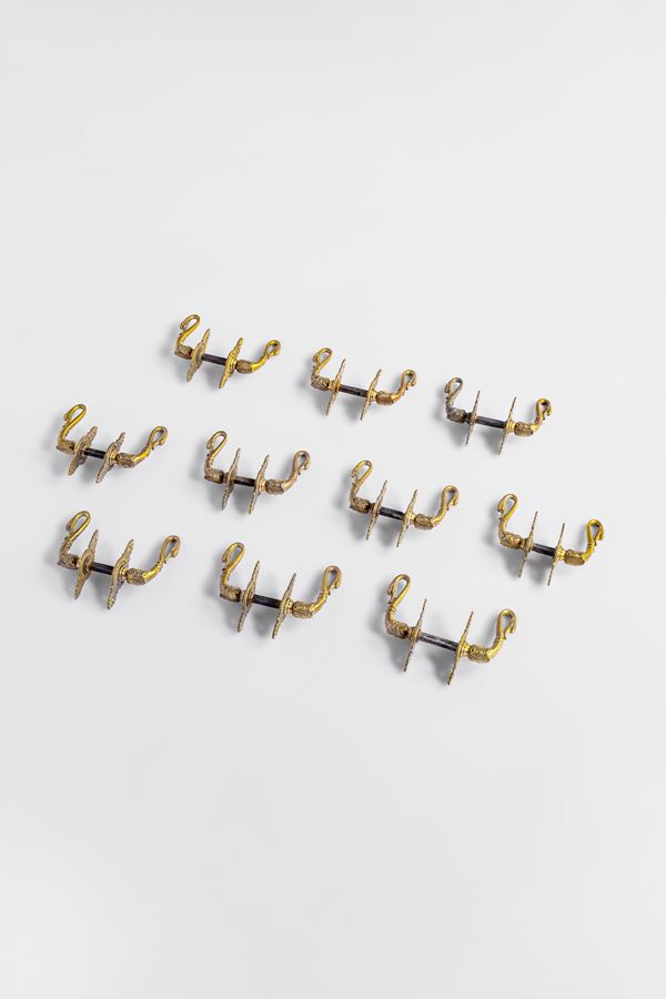 Dieci coppie di maniglie a guisa di cigno