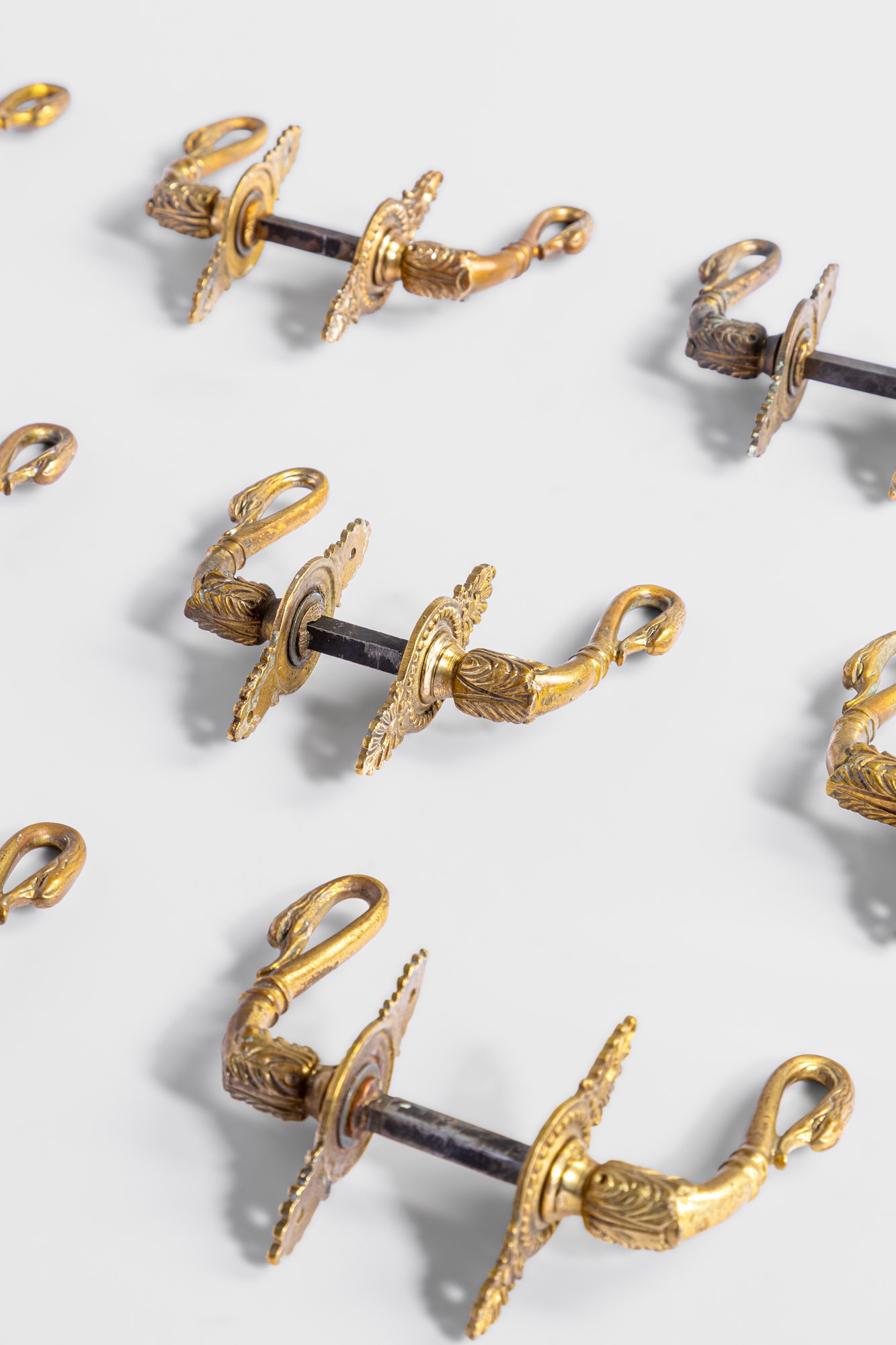 Dieci coppie di maniglie a guisa di cigno