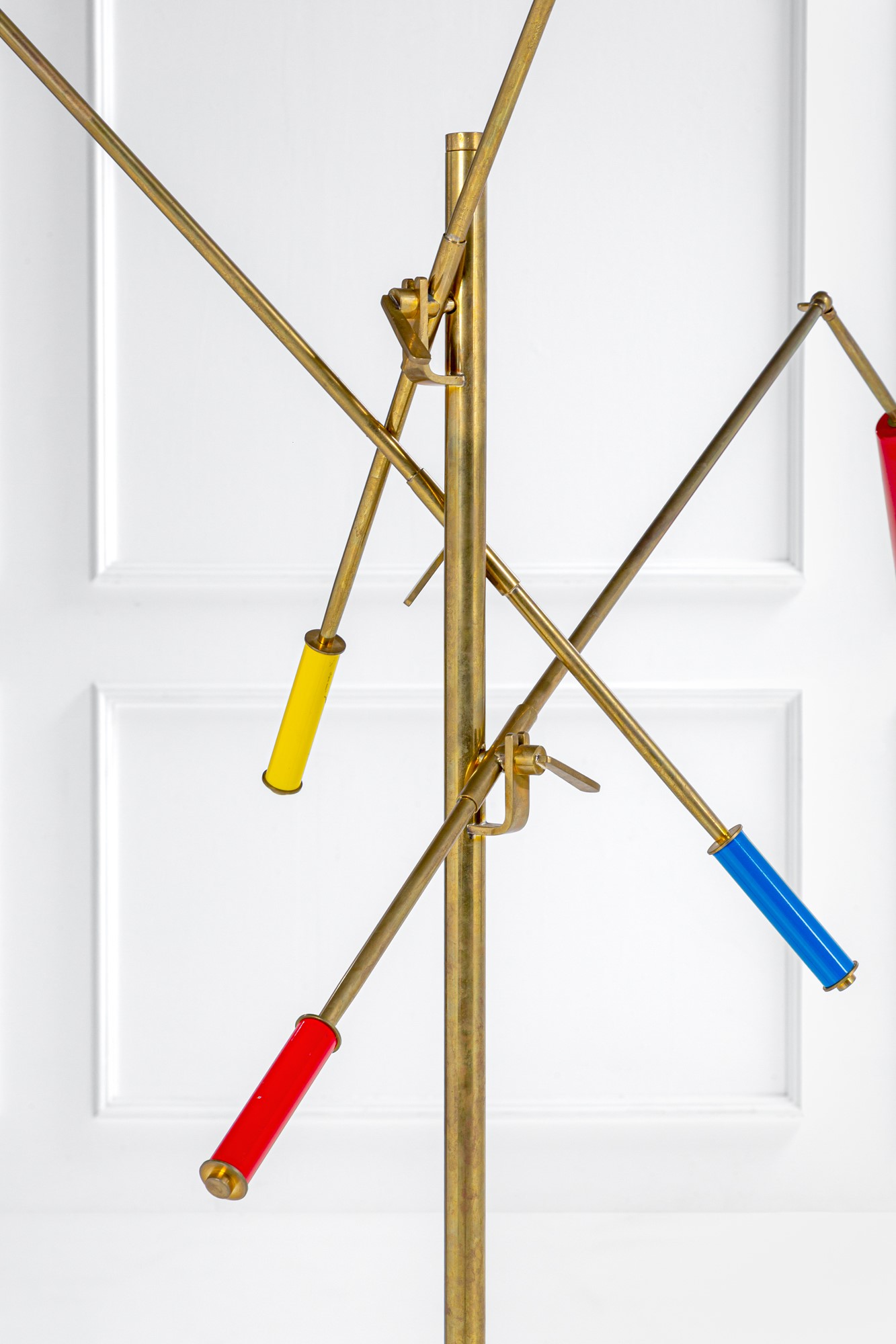 Lampada da terra a tre bracci orientabili