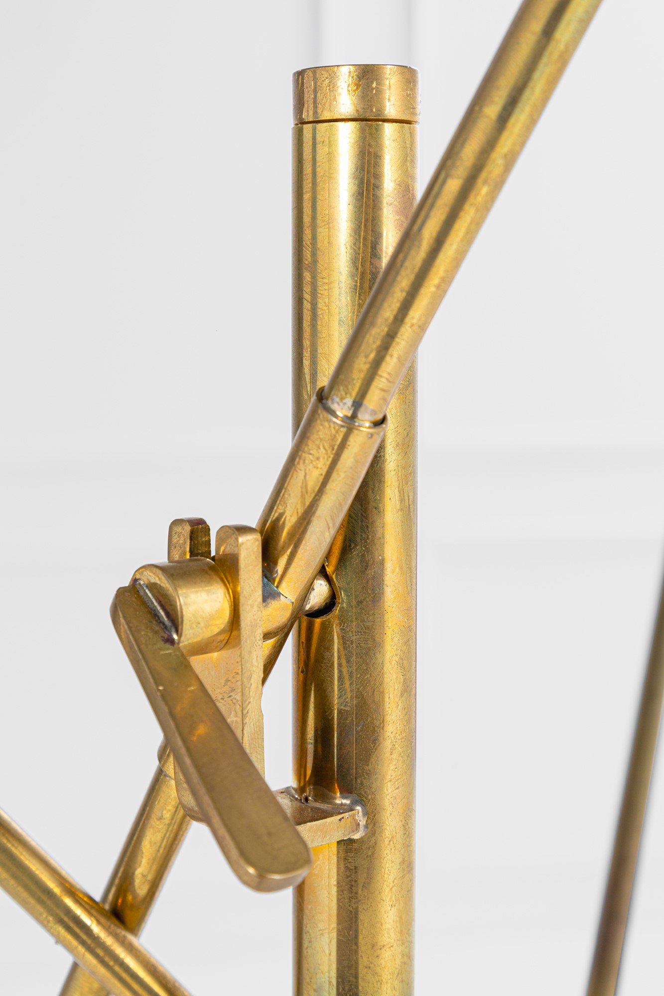 Lampada da terra a tre bracci orientabili