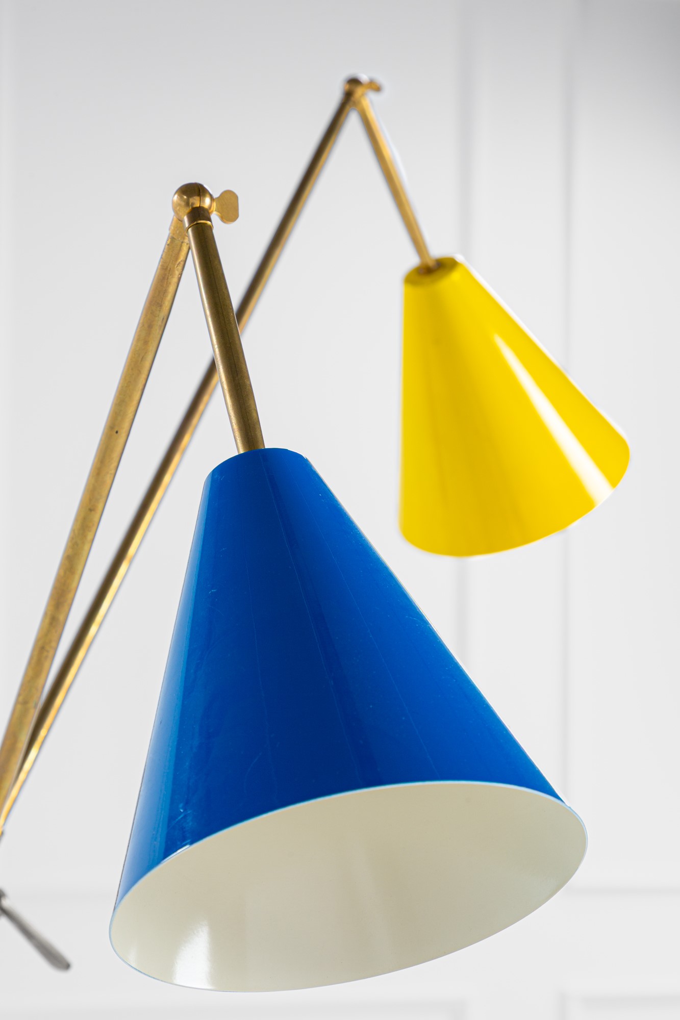 Lampada da terra a tre bracci orientabili