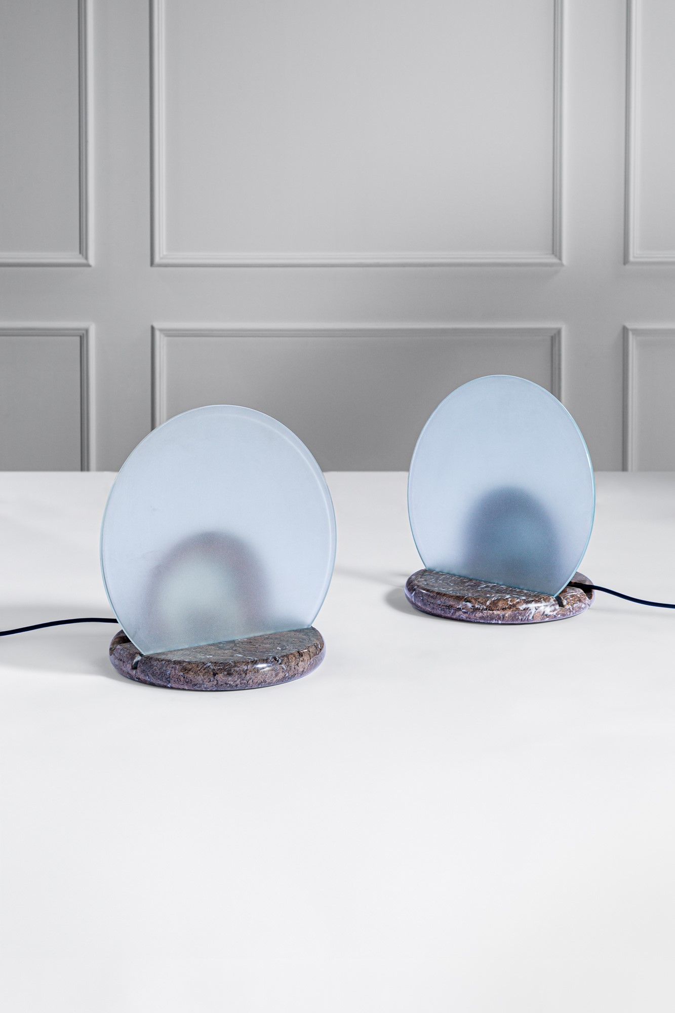 Bruno Gecchelin - Due lampade da tavolo mod. Gong, marmo e vetro sabbiato, 1970 circa