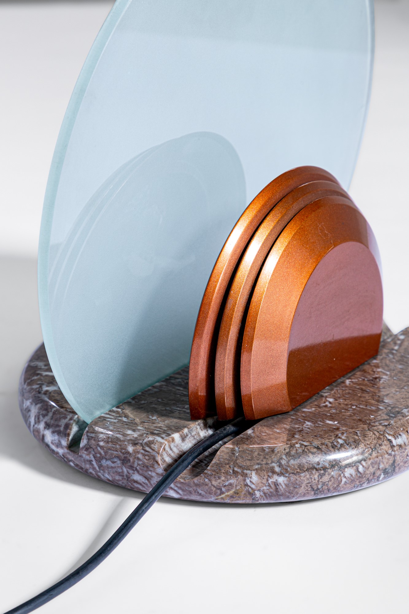Bruno Gecchelin - Due lampade da tavolo mod. Gong, marmo e vetro sabbiato, 1970 circa
