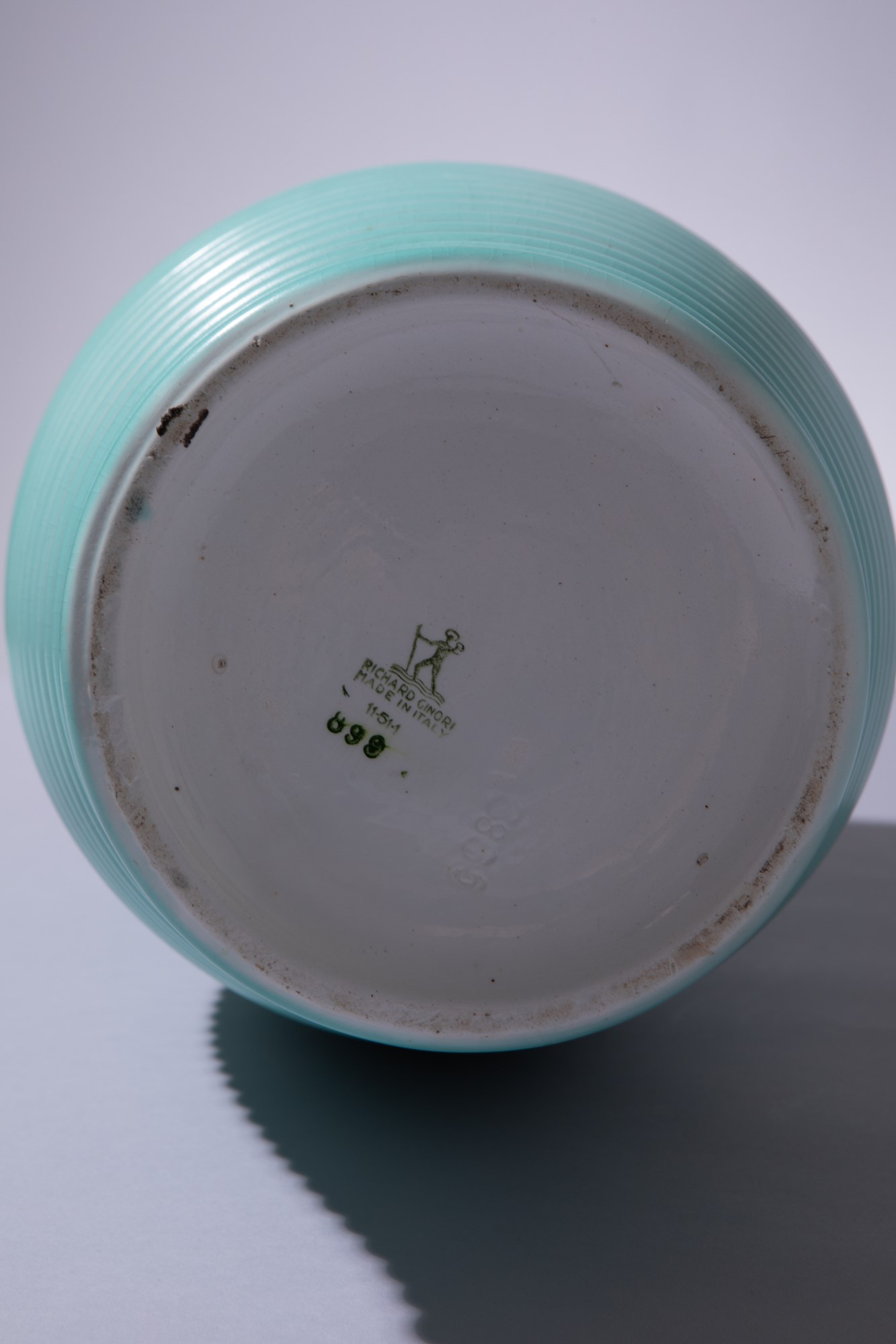 Giovanni Gariboldi - Vaso in terraglia decorato con coste orizzontali