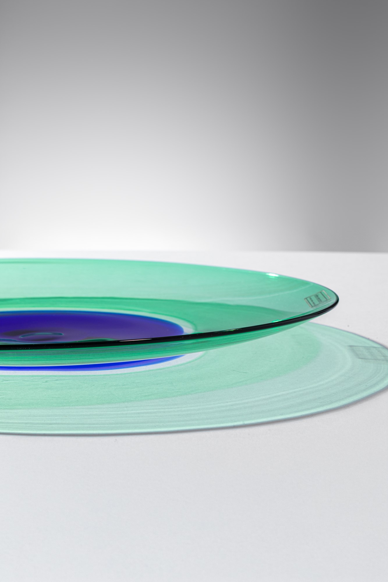 Effetre International - Grande piatto in vetro soffiato verde con disco centrale blu