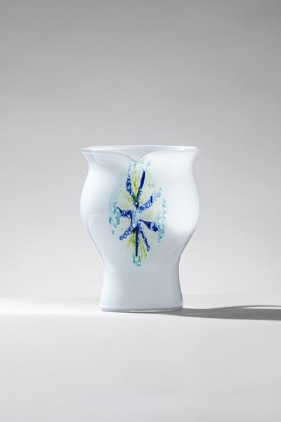 Brocca in vetro lattimo con decoro a polveri policrome