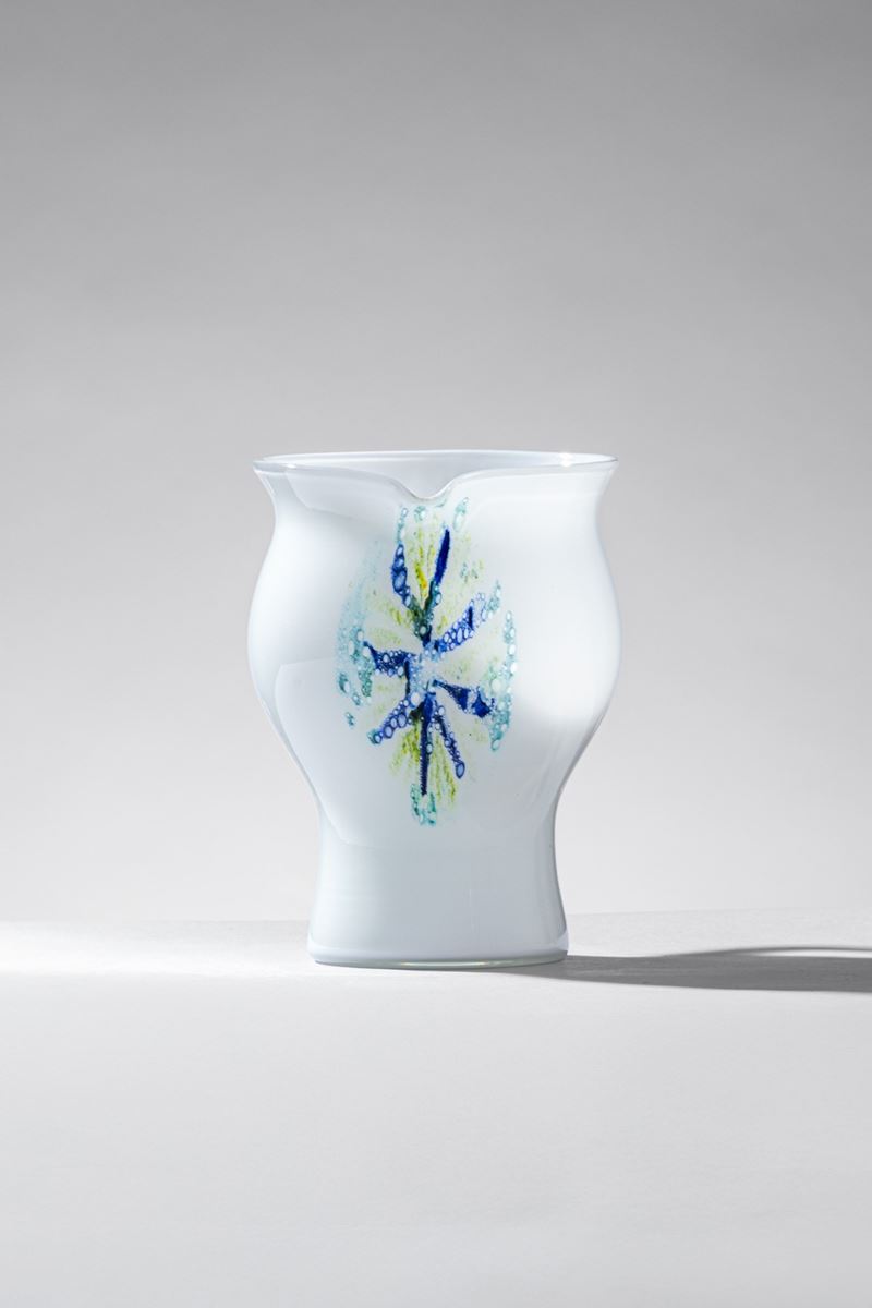 Owe Thorssen, Brigitta Karlsson - Brocca in vetro lattimo con decoro a polveri policrome