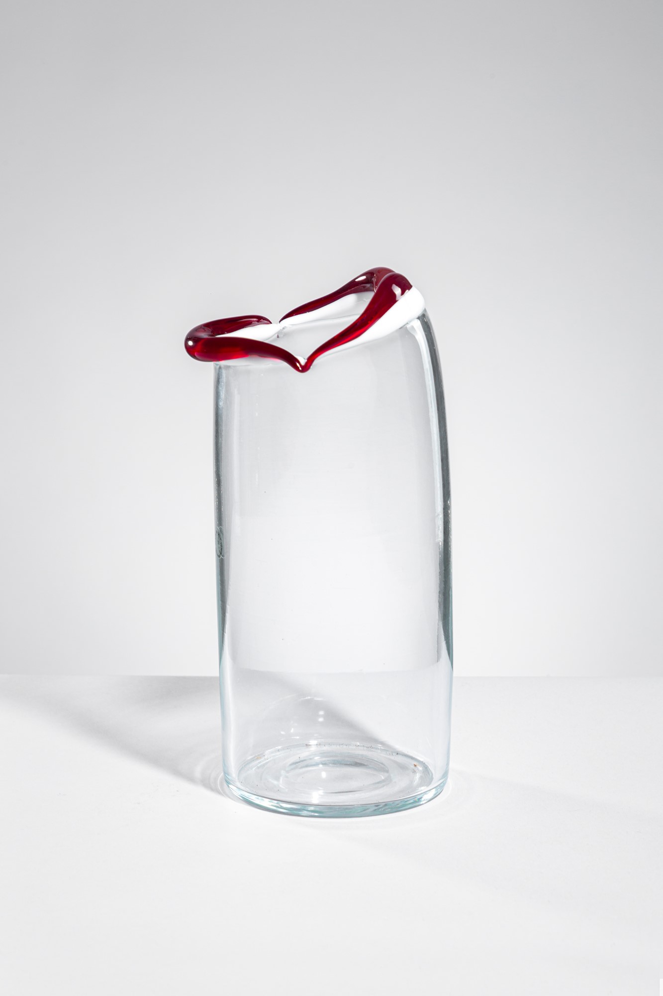 Fulvio Bianconi - Vaso della serie Sorriso, vetro cristallo con orlo in lattimo e rosso