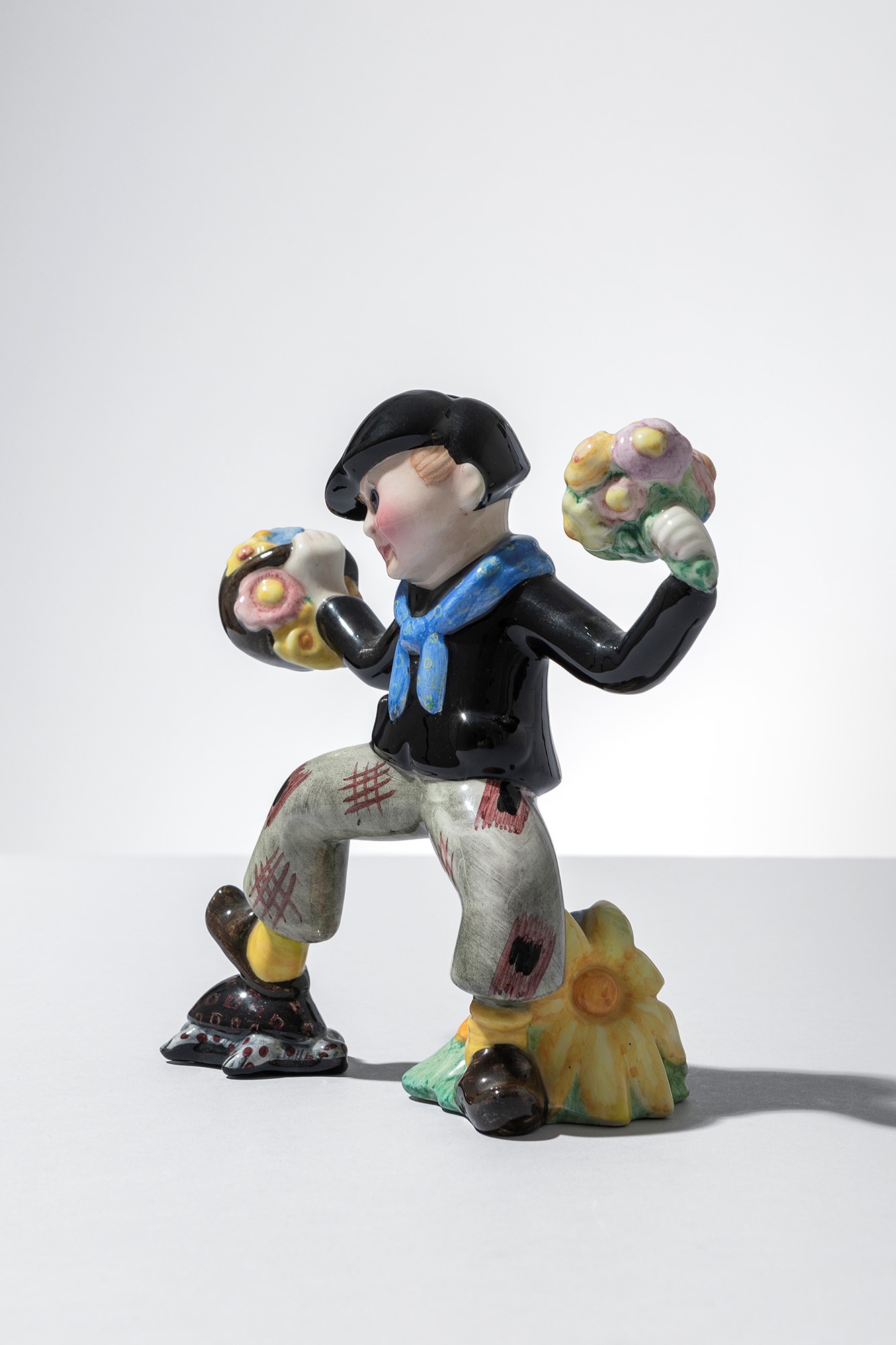 Bimbo con cestino e fiori