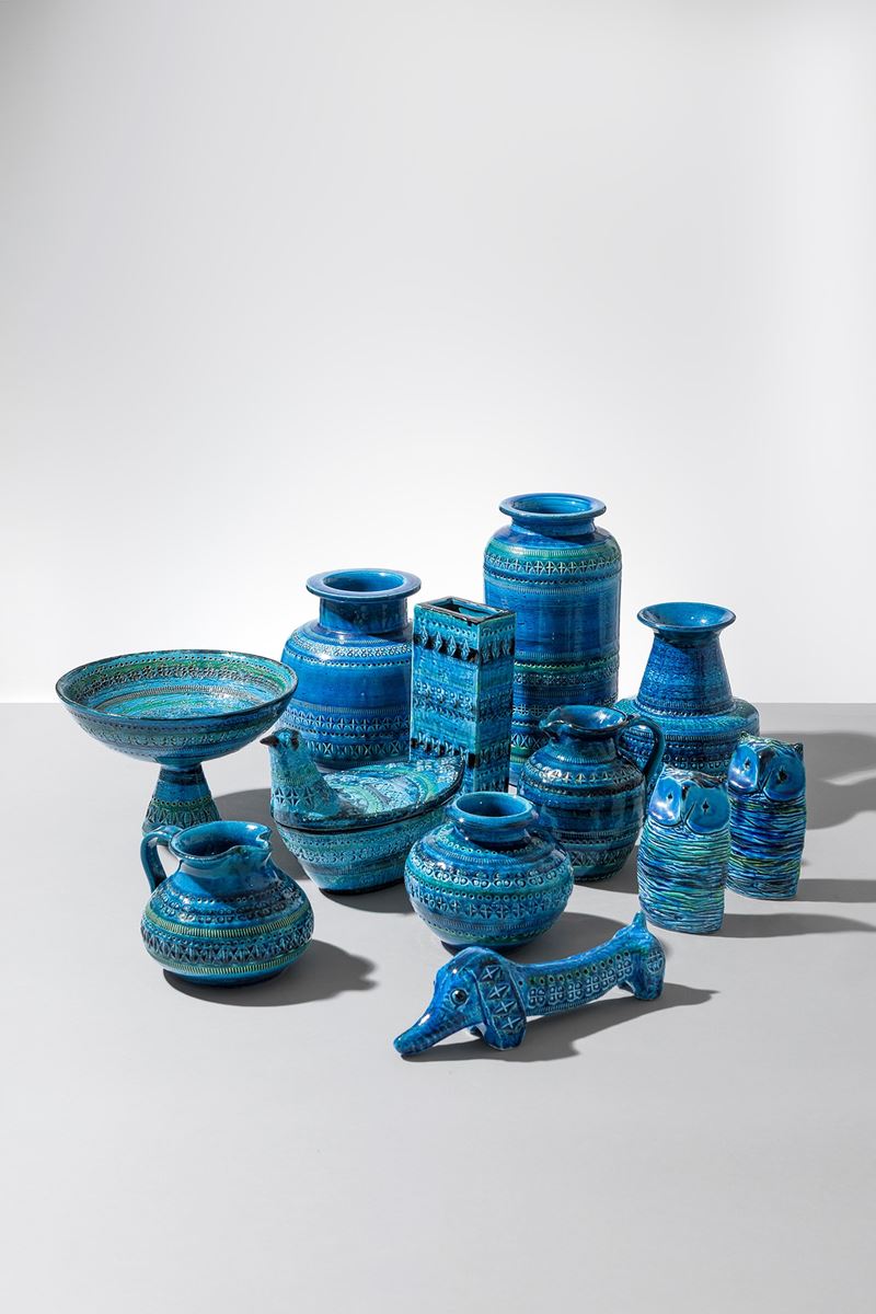 Dodici oggetti in ceramica della serie Rimini Blu