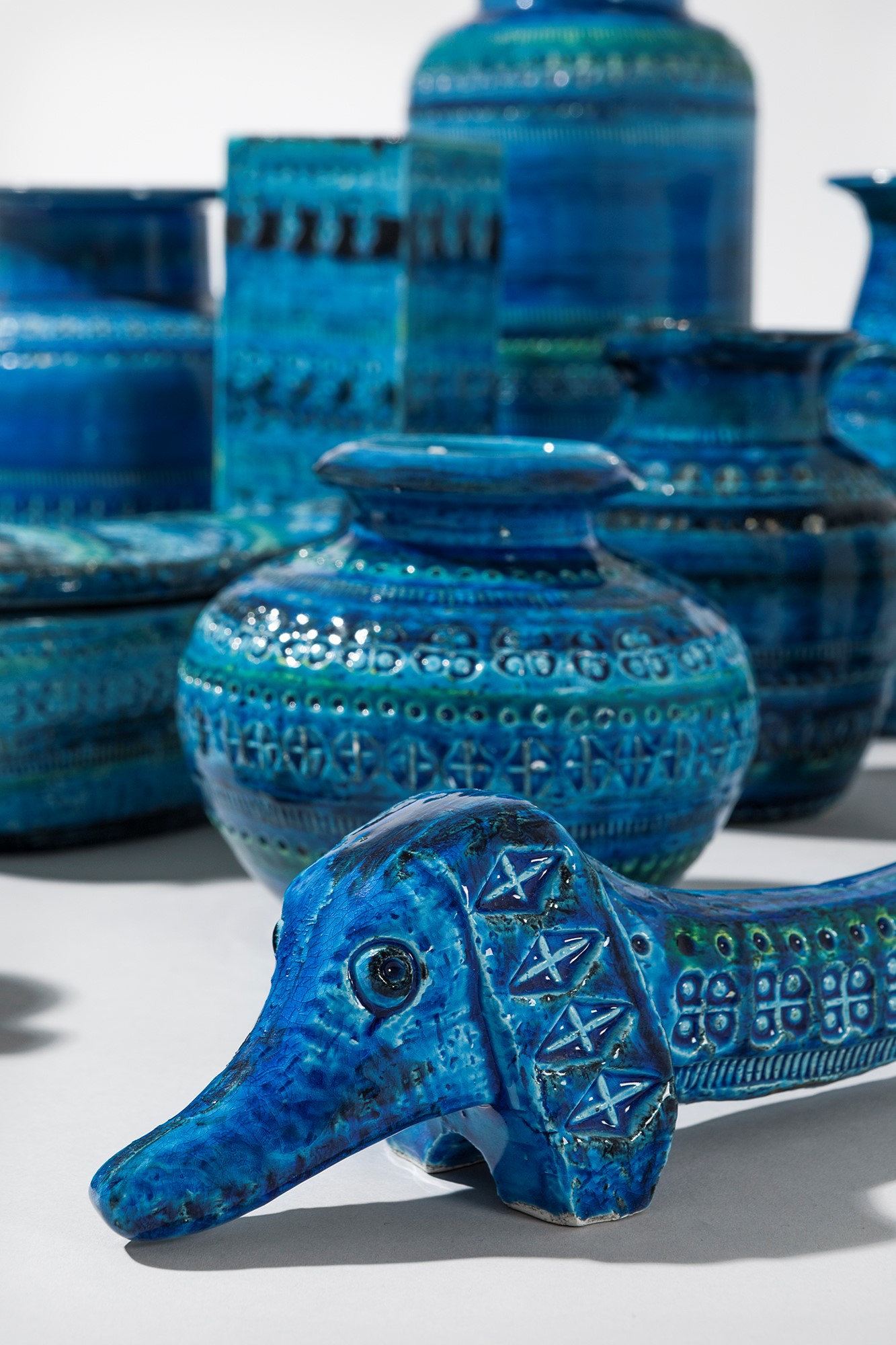 Dodici oggetti in ceramica della serie Rimini Blu