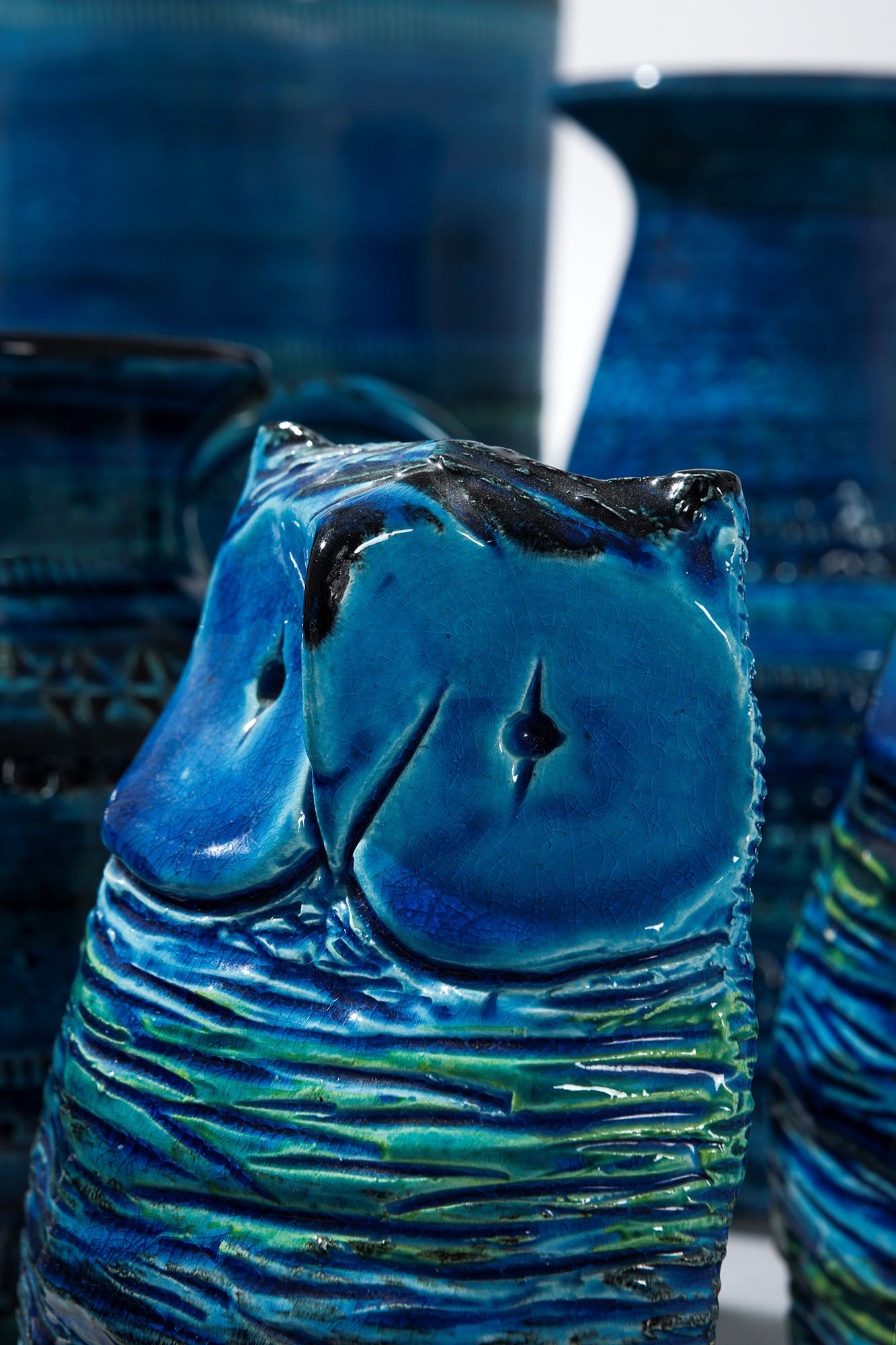 Dodici oggetti in ceramica della serie Rimini Blu