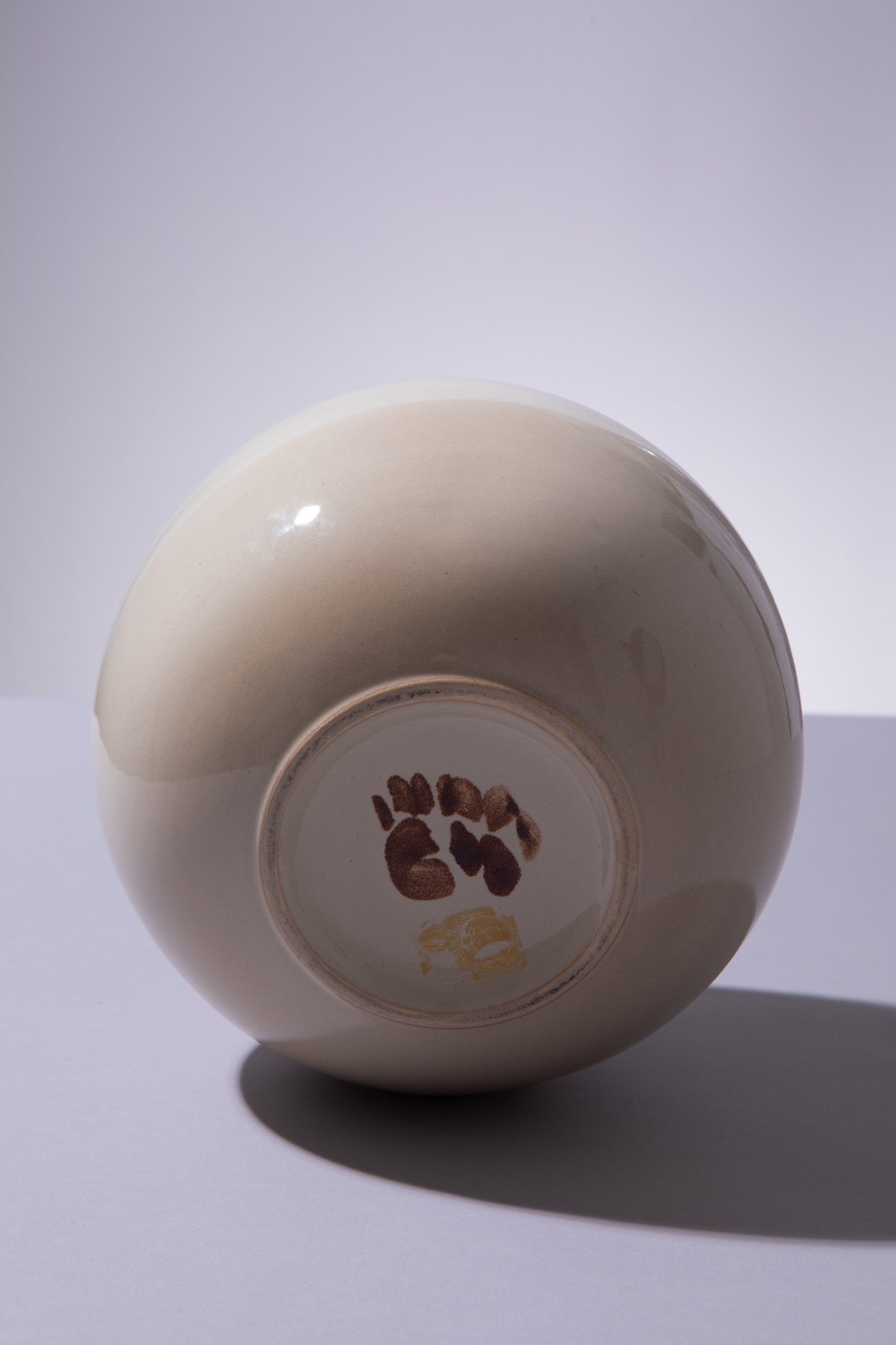 Franco Bucci - Vaso a sfera in ceramica smaltata decorato con fori simmetrici