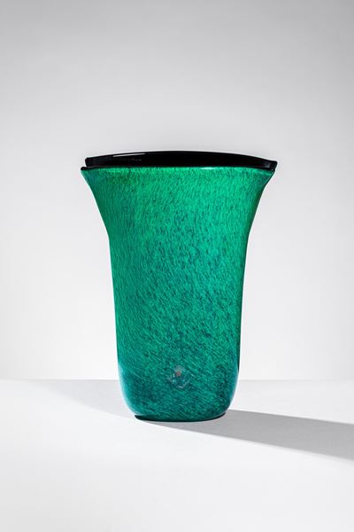 Vaso della serie Marmi, vetro soffiato incamiciato verde e nero