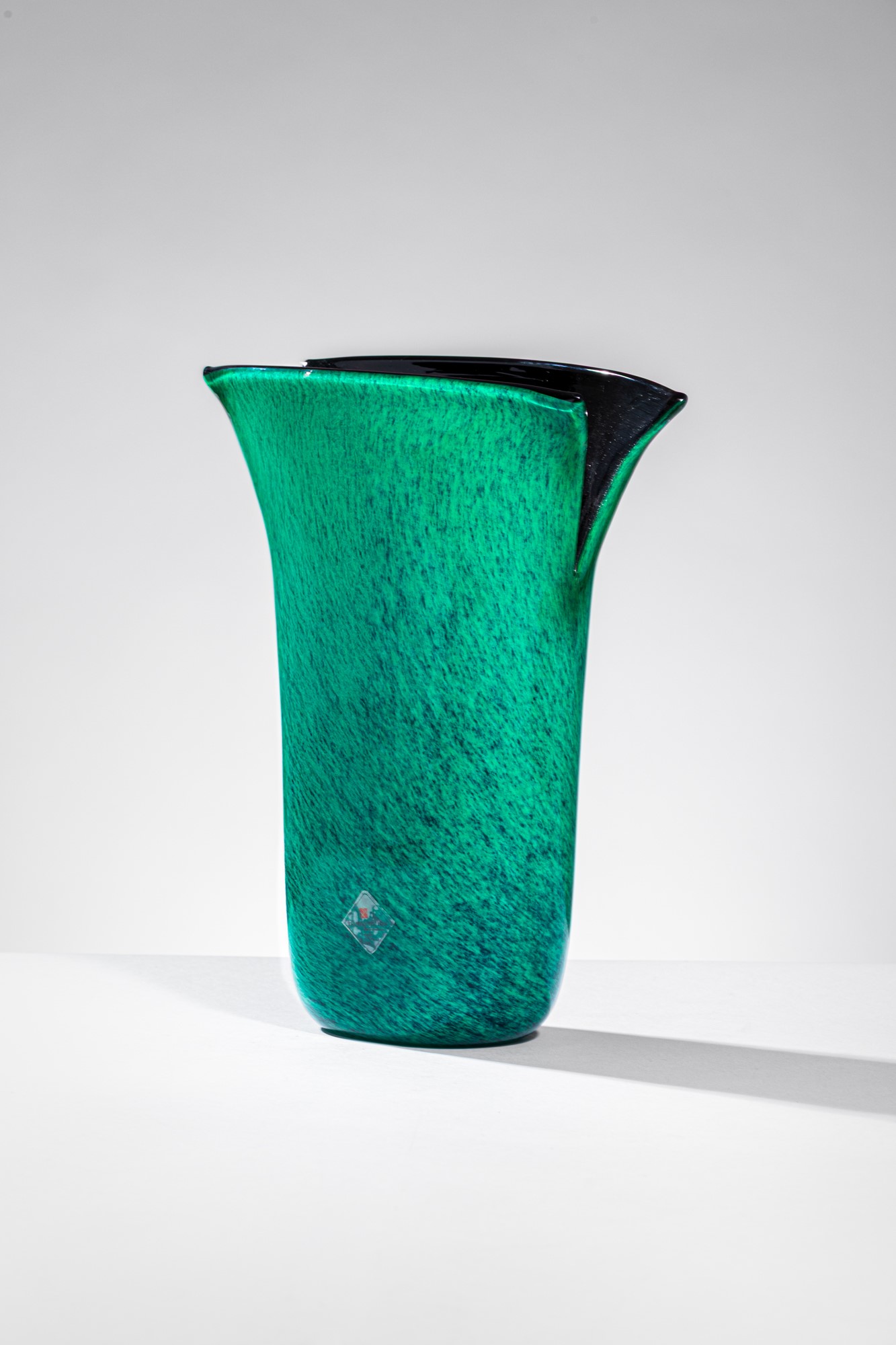 Toni Zuccheri - Vaso della serie Marmi, vetro soffiato incamiciato verde e nero